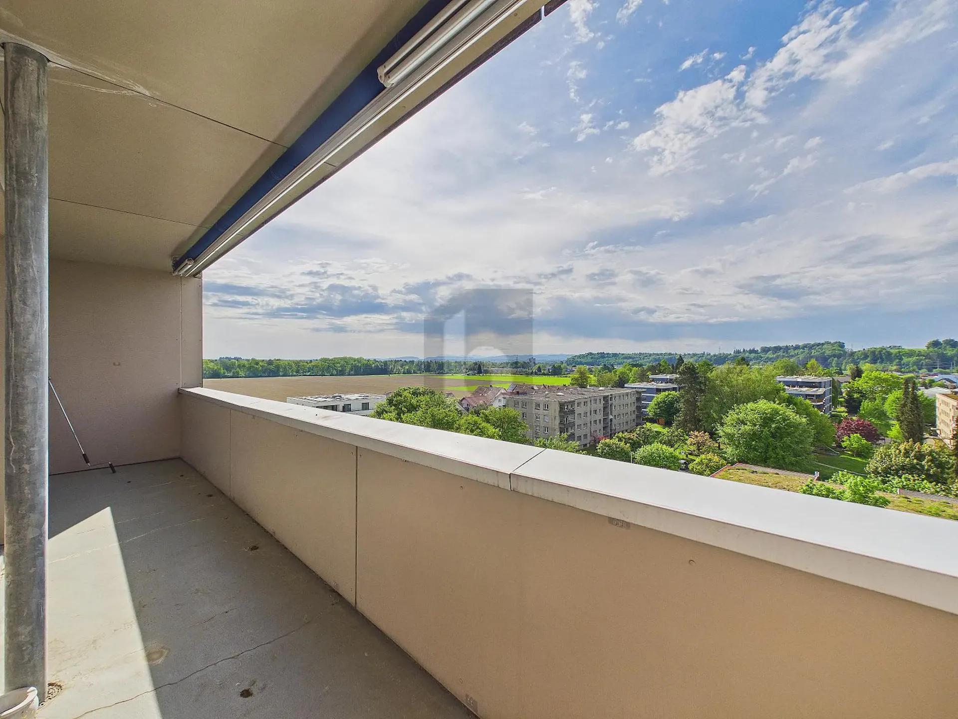SONNIGER BALKON MIT WEITSICHT