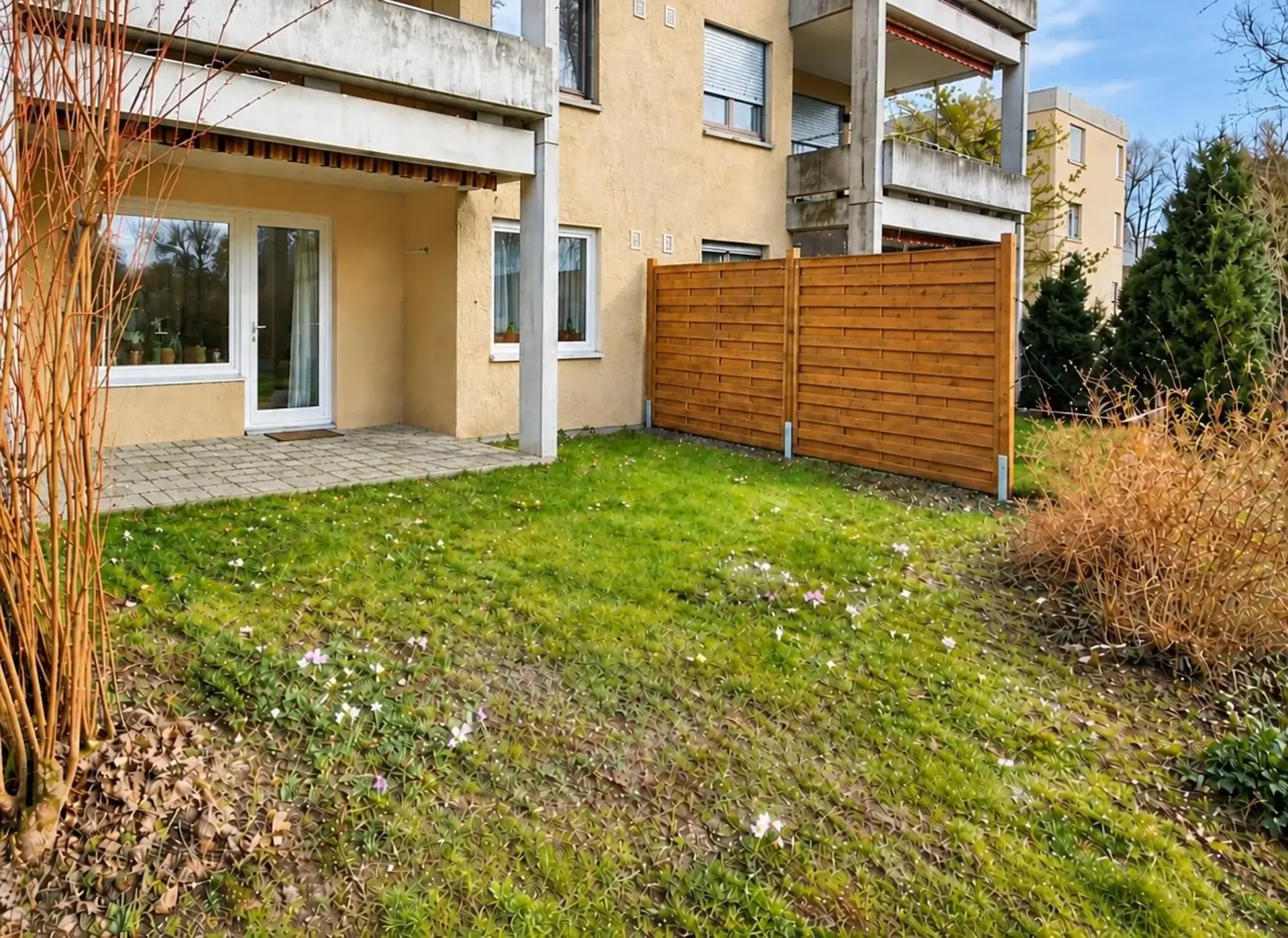 Appartement cosy 2.5 pièces avec cheminée et espace de séjour dans un environnement verdoyant