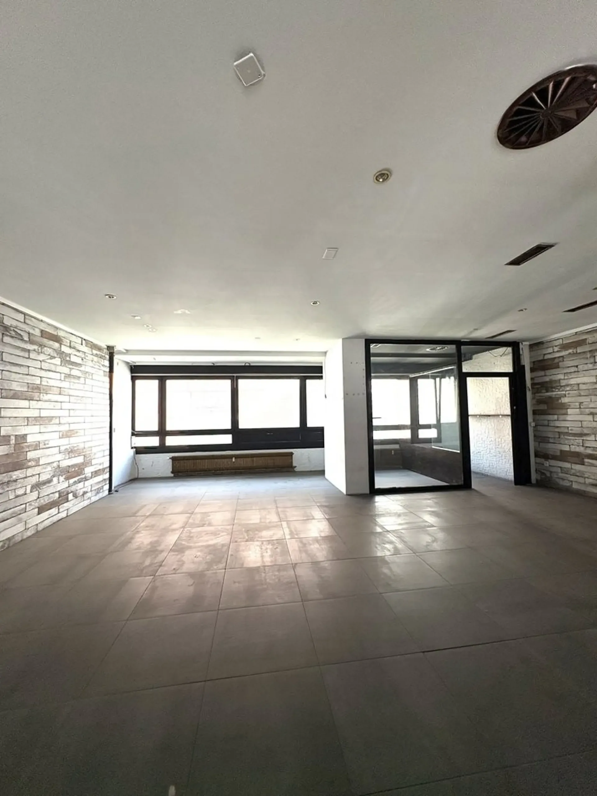 Bâle Heuwaage : Espace commercial spacieux et polyvalent de 165 m2