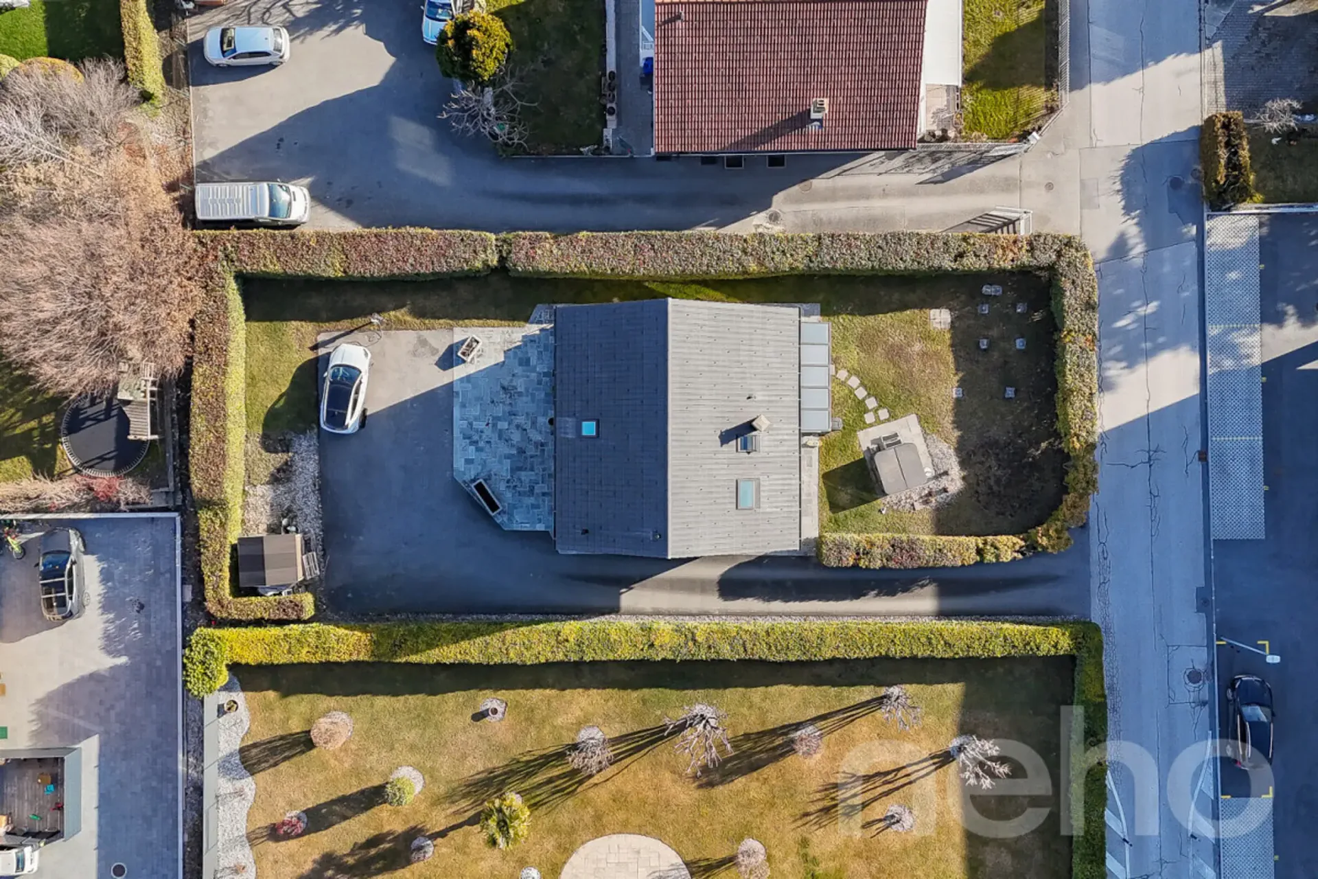 Beautiful family house with large garden in Ardon