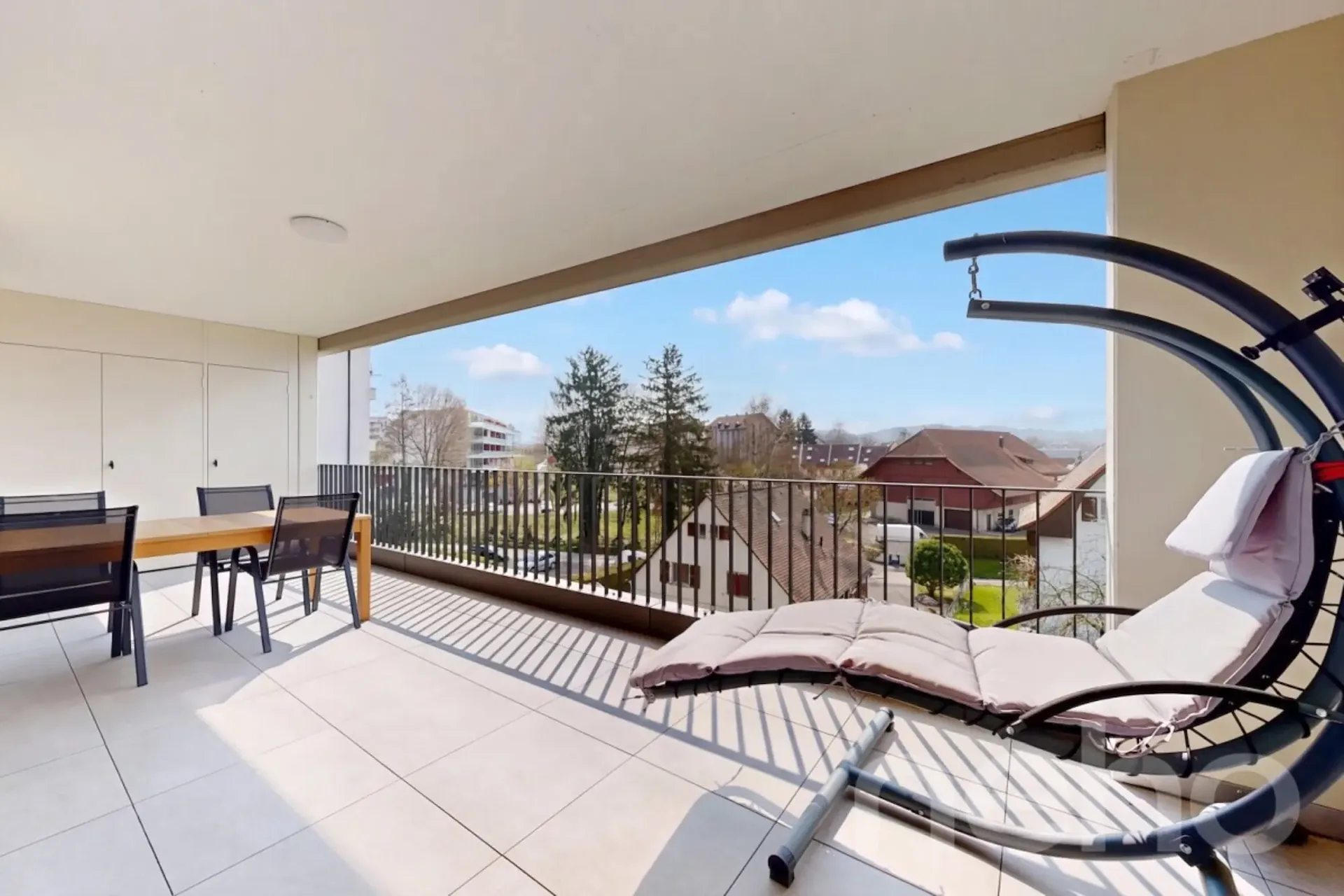Helles 2.5-Zimmer-Wohnung mit überdachtem Balkon und freier Sicht