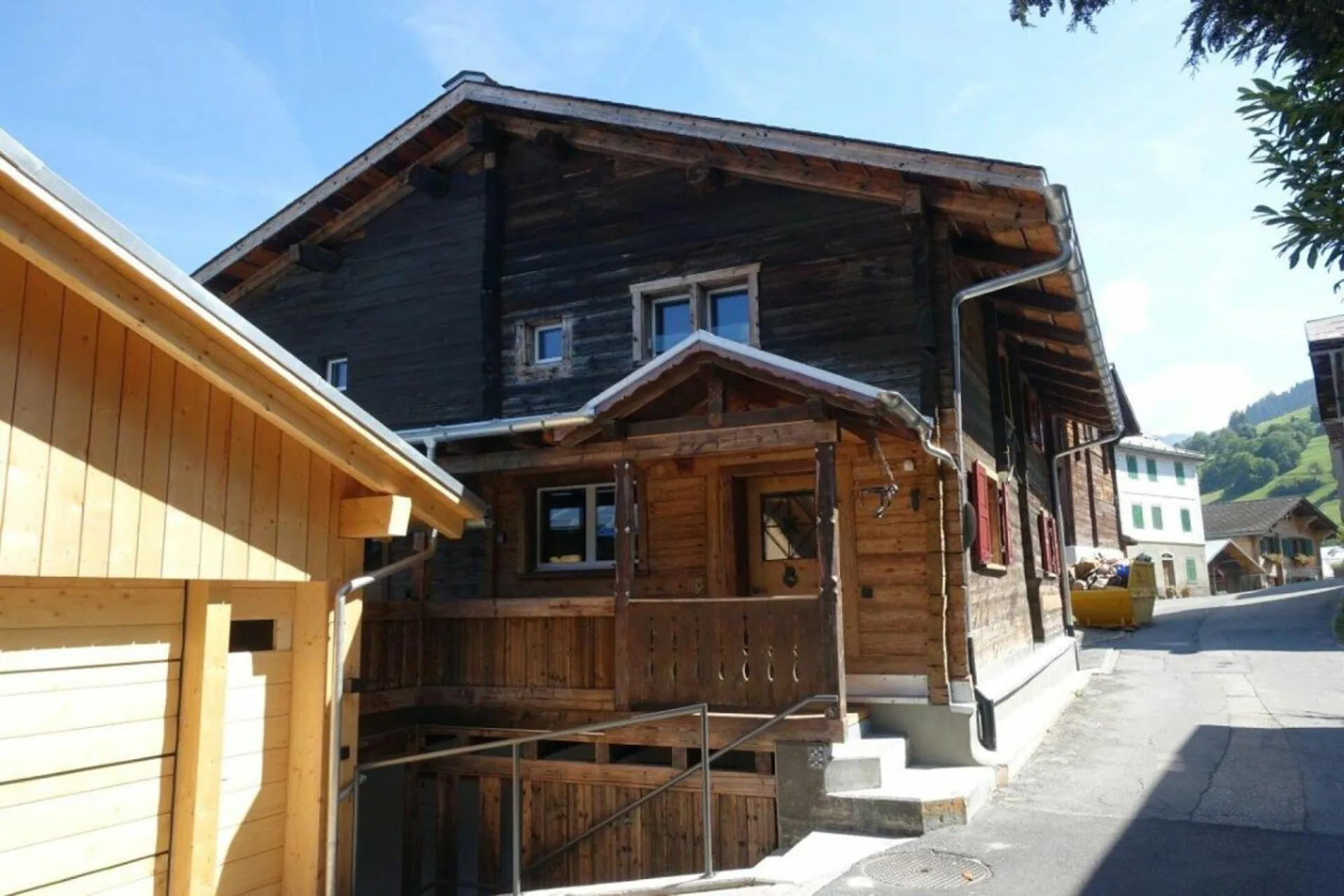 4.5-Zimmer-Ferienwohnung Nr. 1 in einem historischen Zweifamilienhaus in Luven