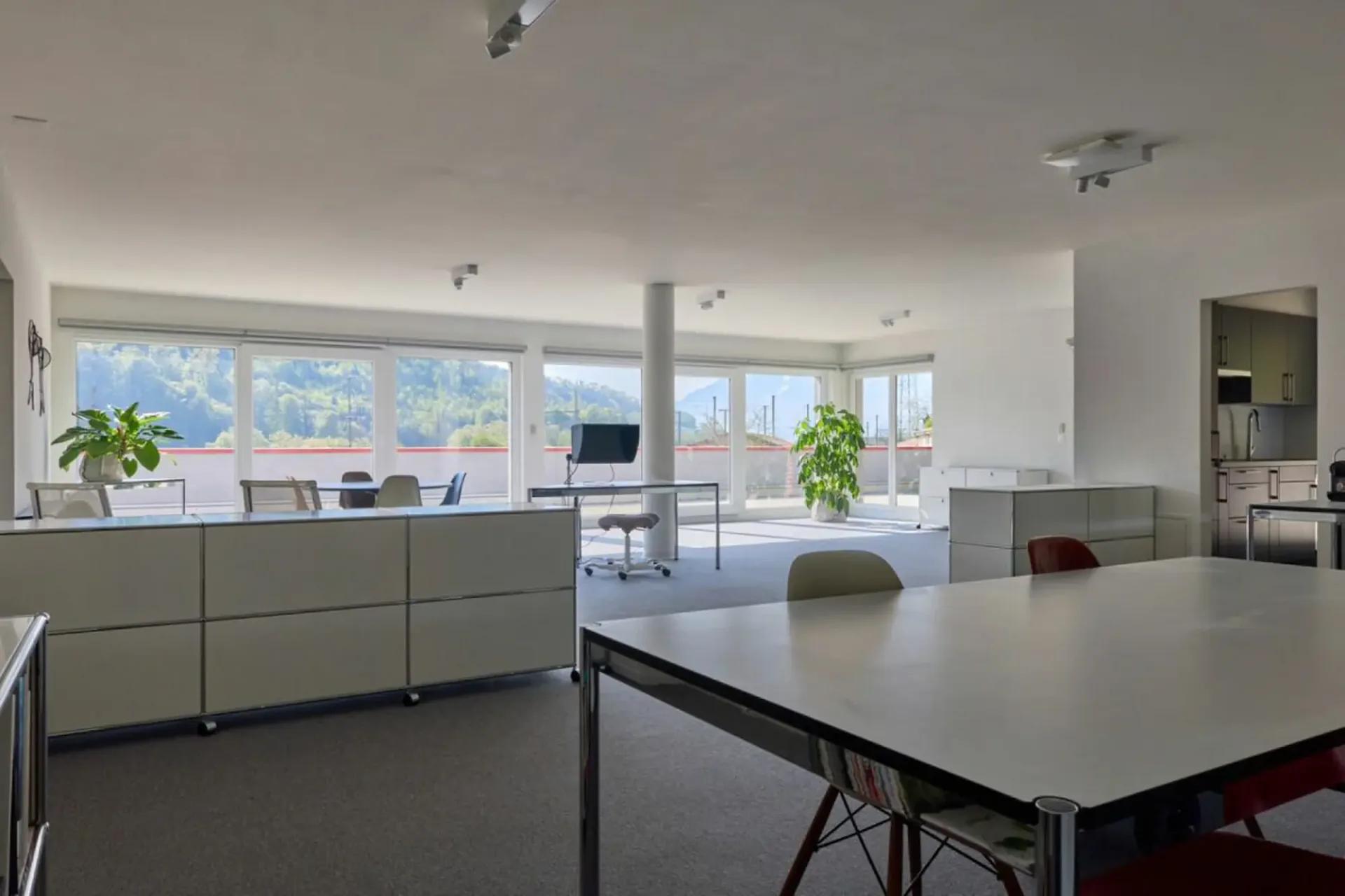 Beautiful administrative space with large 200 m2 terrace!