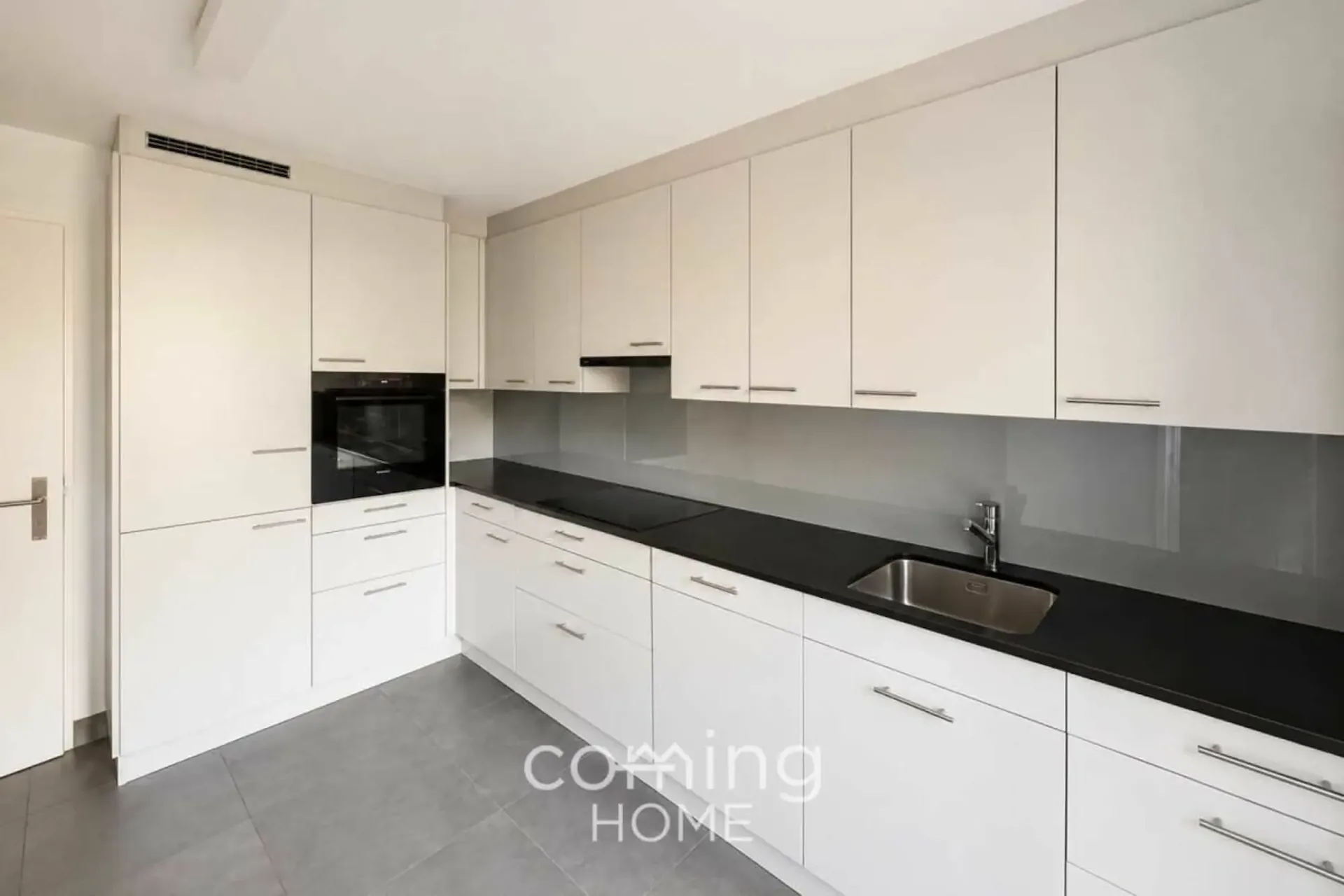 Modern 4.5-room apartment in Brig-Glis with a balcony and mountain views