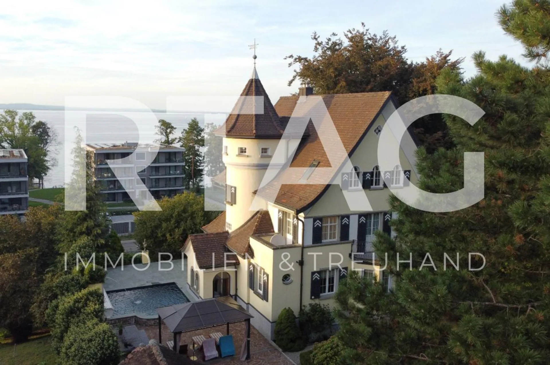 RESERVED | Stately villa with 2'008 m2 park-like grounds