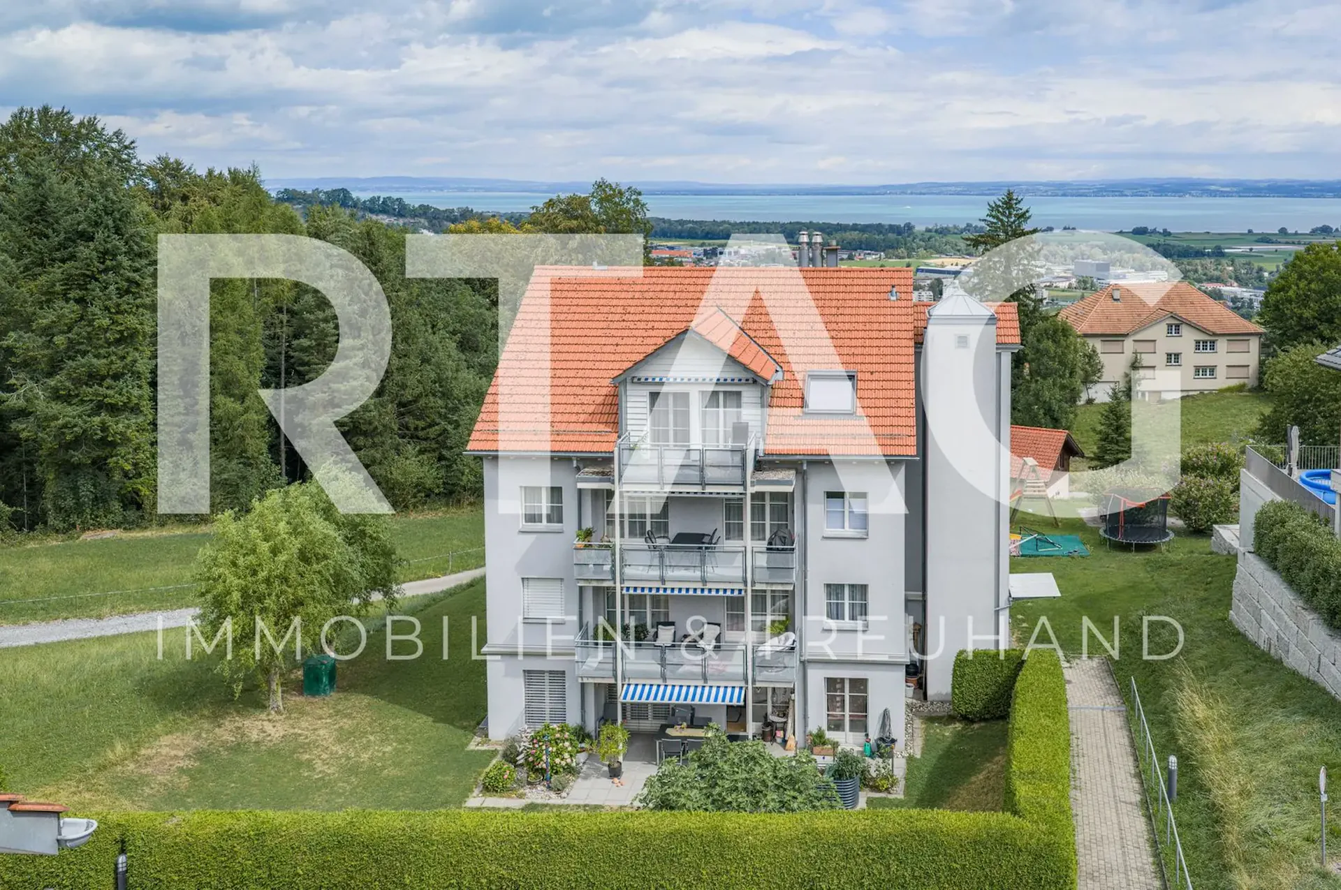 Four-family house with building land reserve