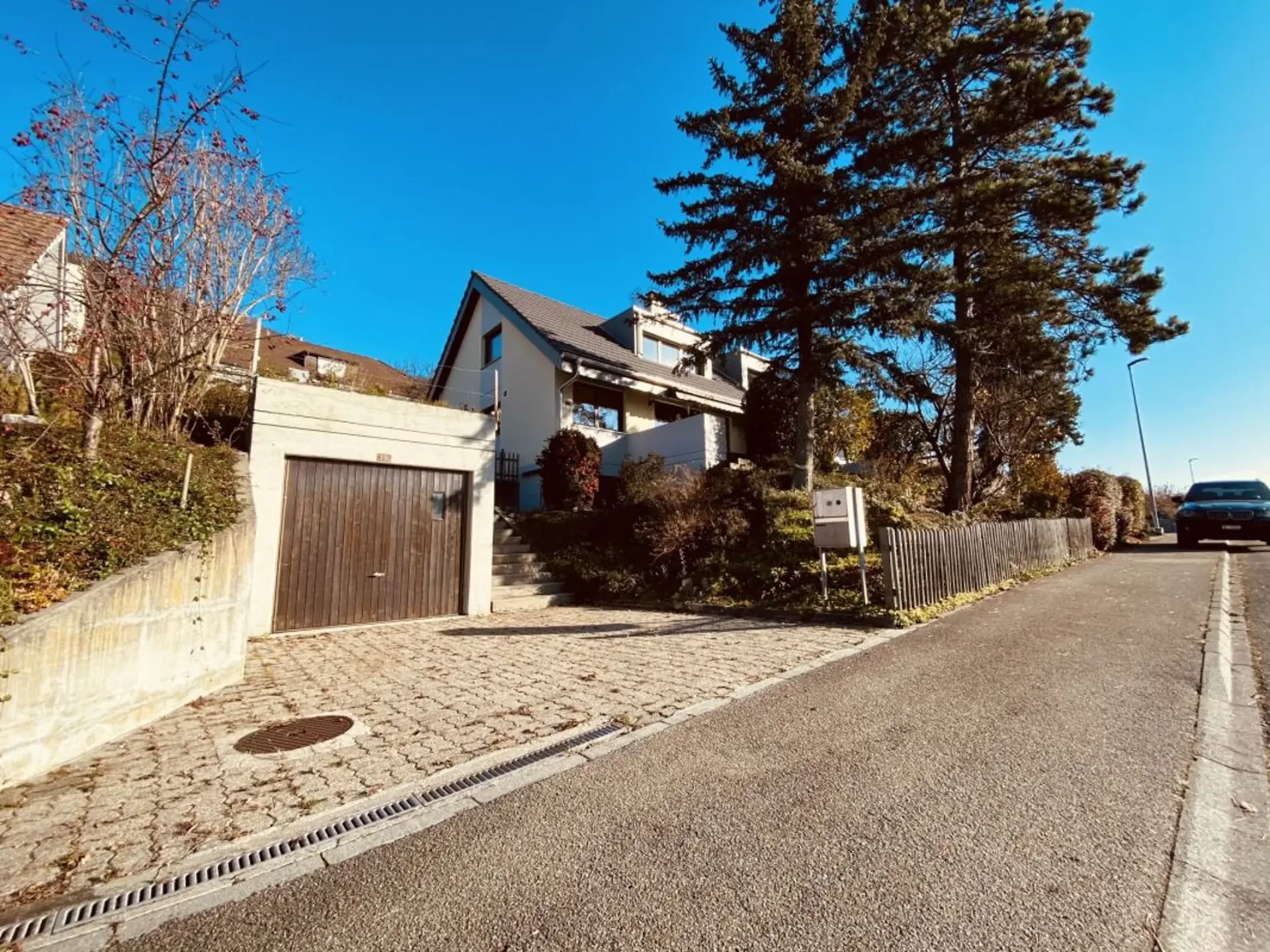 Maison mitoyenne de 5,5 pièces entretenue avec jardin, garage et espace de stationnement