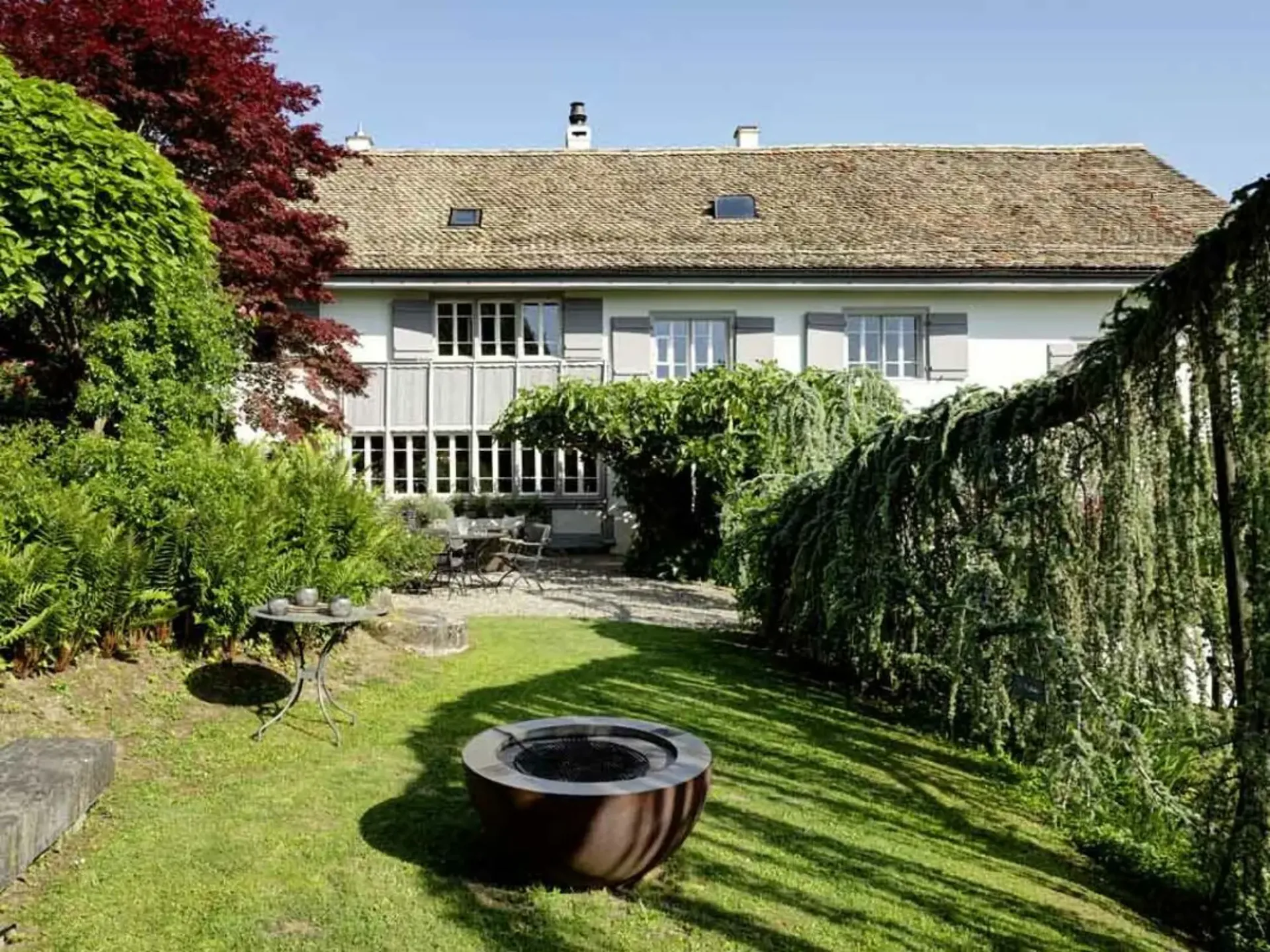 Gioiello di casa di campagna con charme, giardino incantato e potenziale di sfruttamento