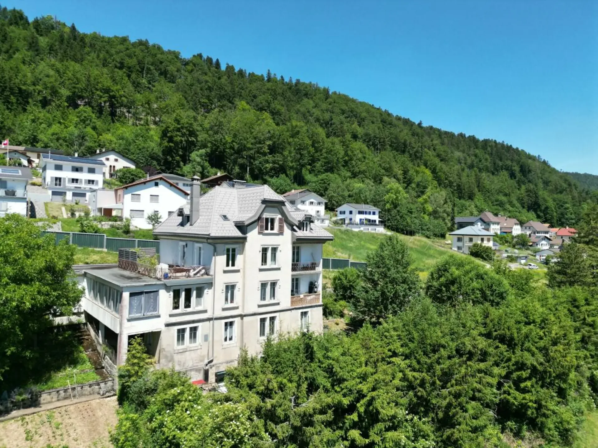 Renan, Mietshaus mit 5 Wohnungen und Parkplätzen - 5,3%