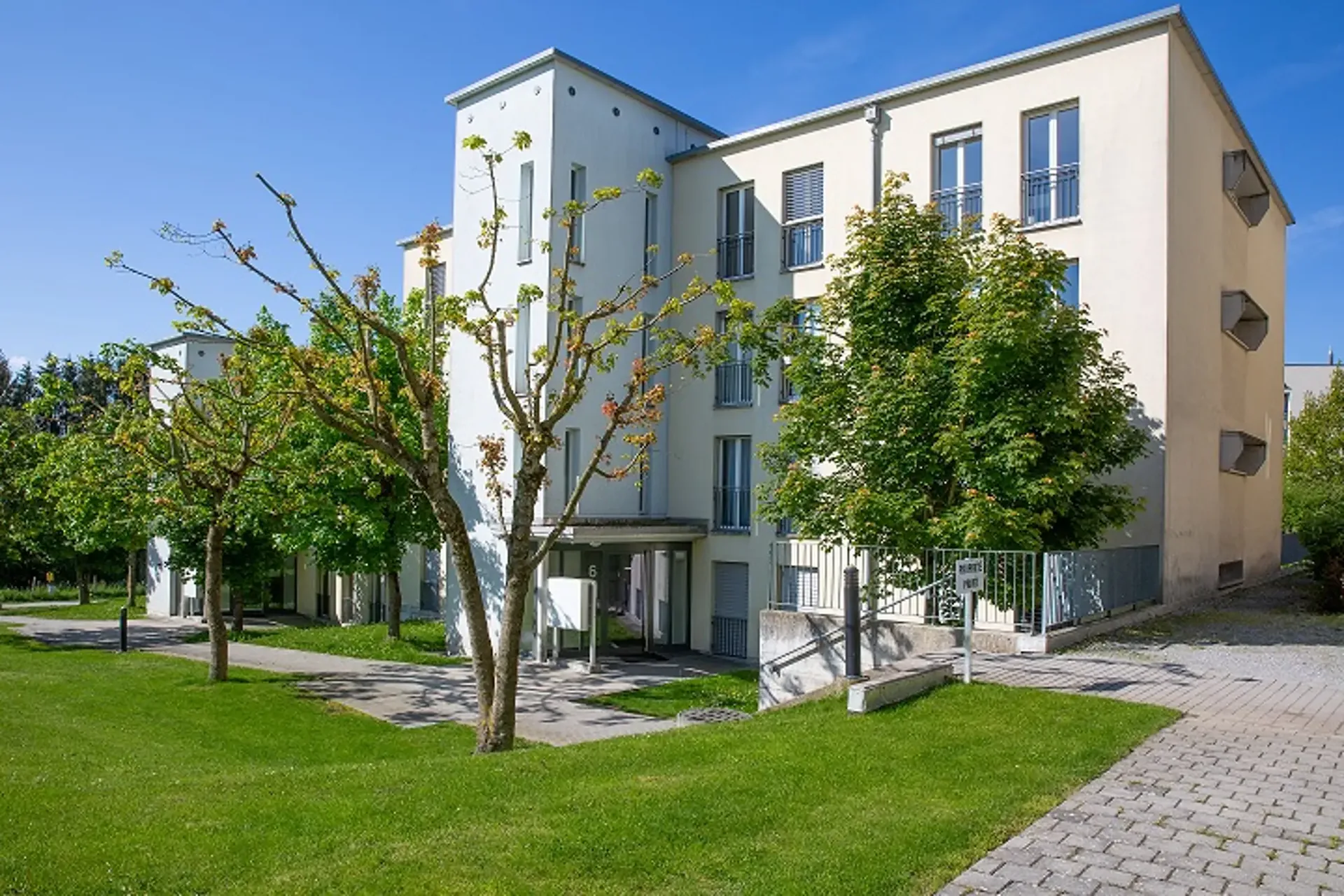 Spacieux et lumineux appartement situé dans un quartier calme et verdoyant