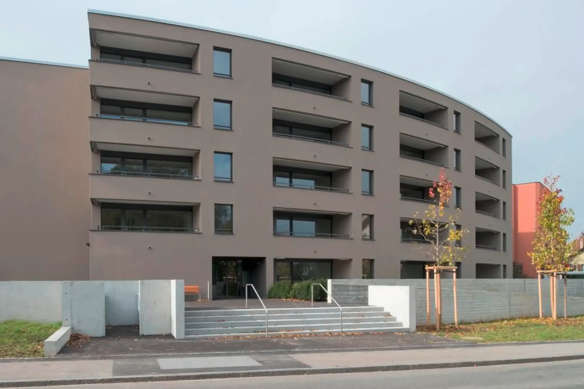 Suchen Sie einen Einstellplatz?Per sofort verfügbar!