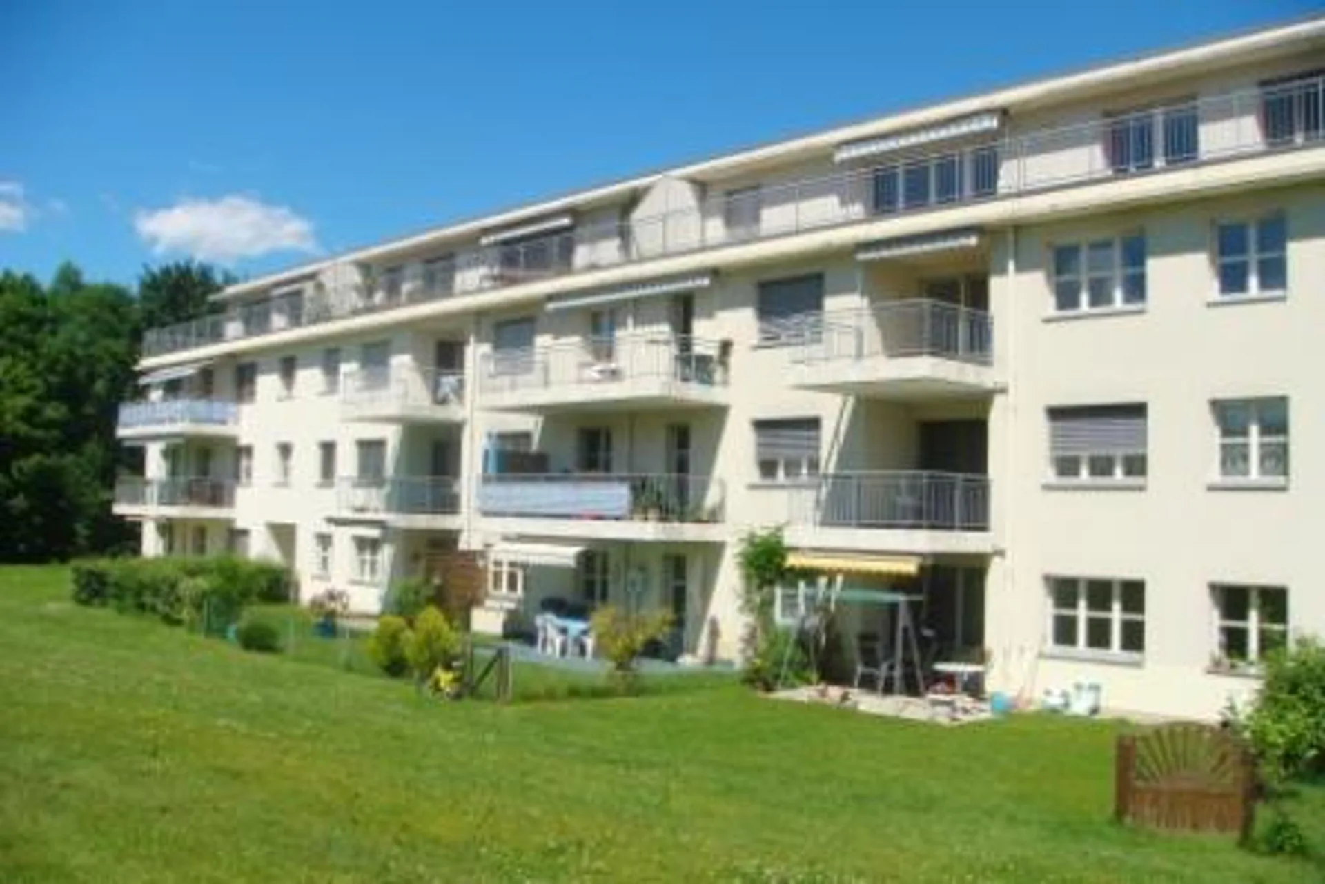 Appartement de 4,5 pièces convivial pour les familles dans un environnement verdoyant