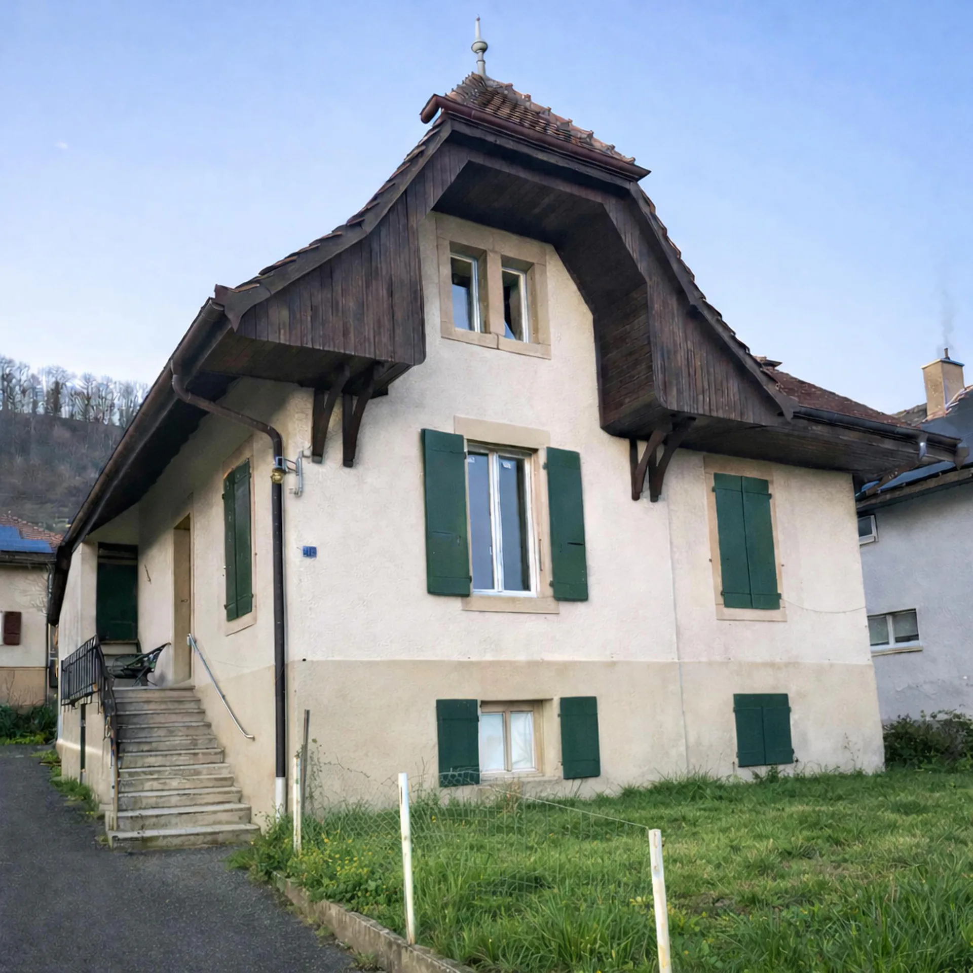 Charming individual house to renovate - Great potential