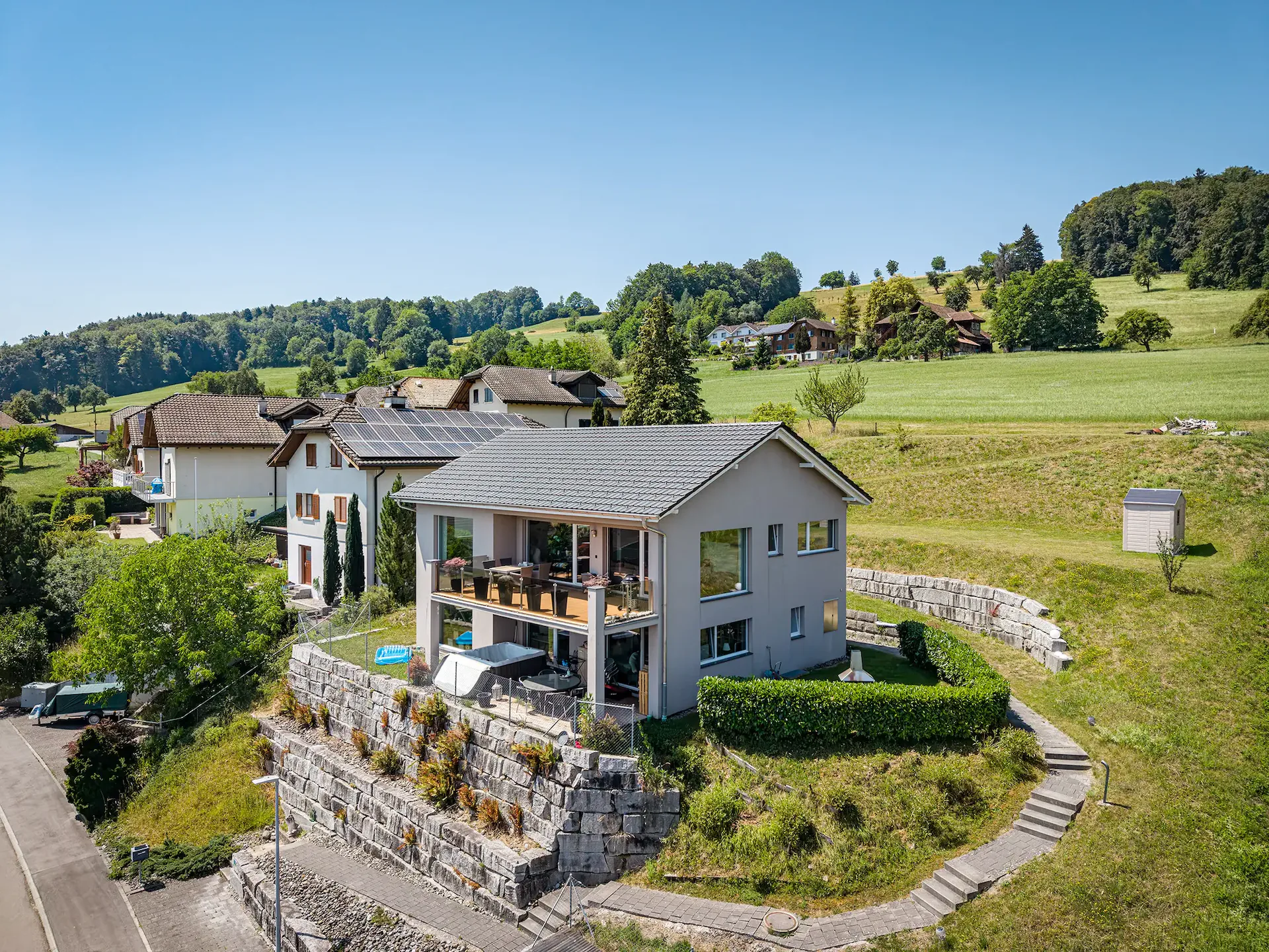 VUE SUR LE LAC DE HALLWIL – MAISON INDIVIDUELLE EXCLUSIVE OFFRANT UNE VUE PANORAMIQUE ET UN POTENTIEL D'AGRANDISSEMENT