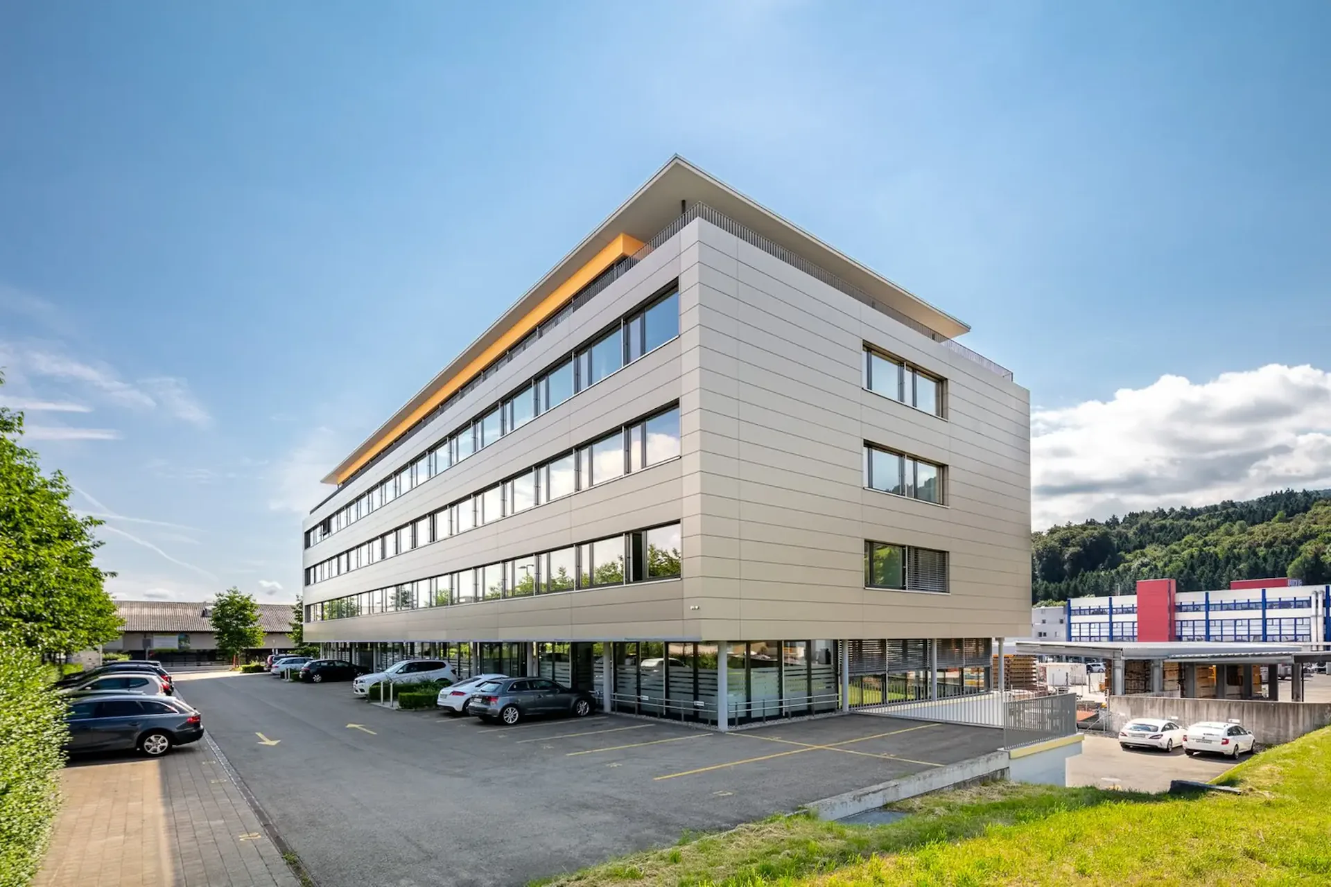 Your new business location: 54 m2 office/commercial space in Freienbach