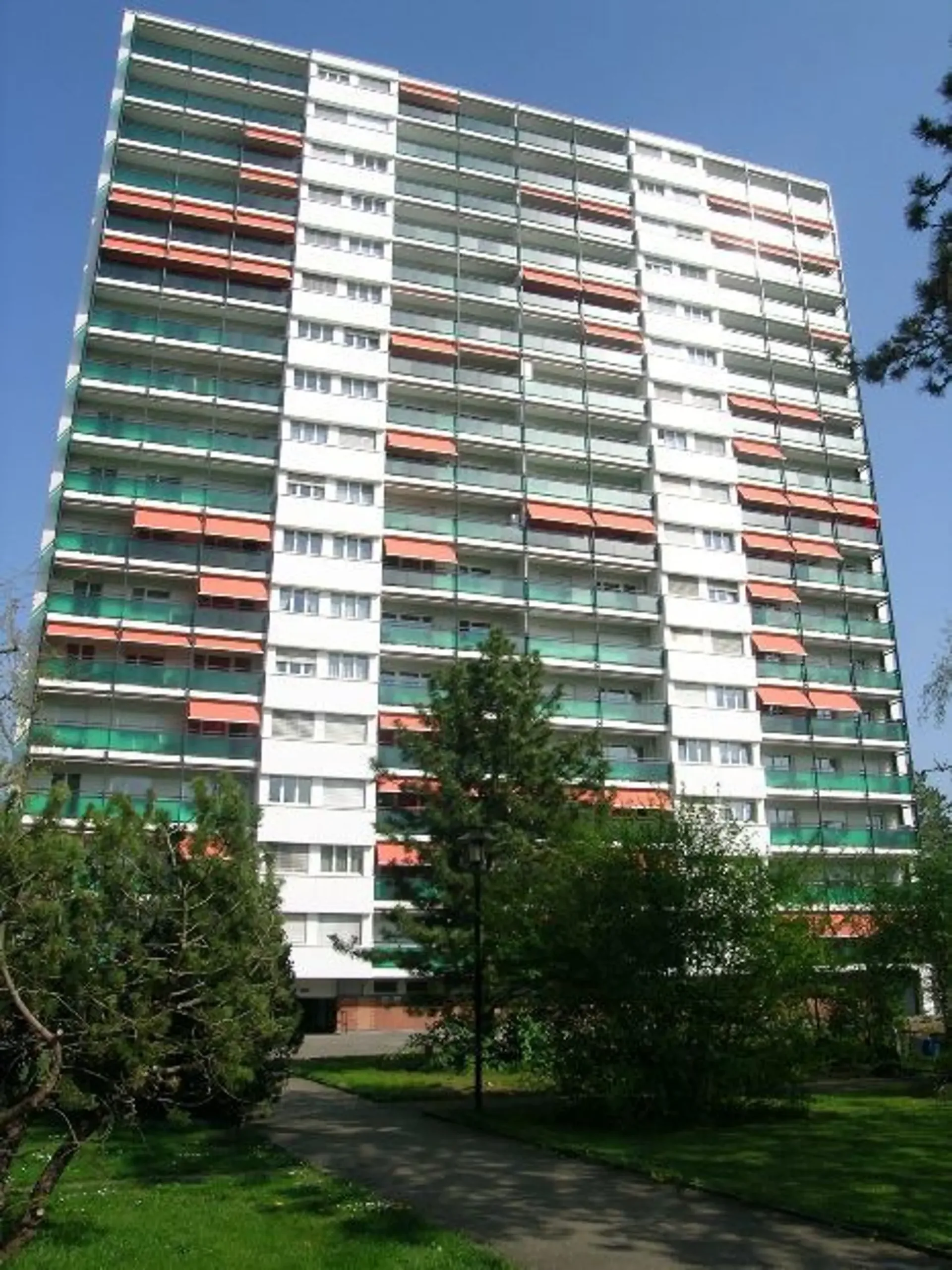 Appartement lumineux de 3,5 pièces au 16e étage