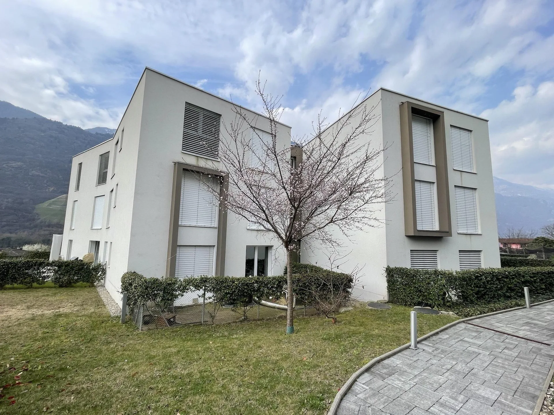 Moderne und geräumige 2.5-Zimmer-Wohnung mit zwei internen Parkplätzen