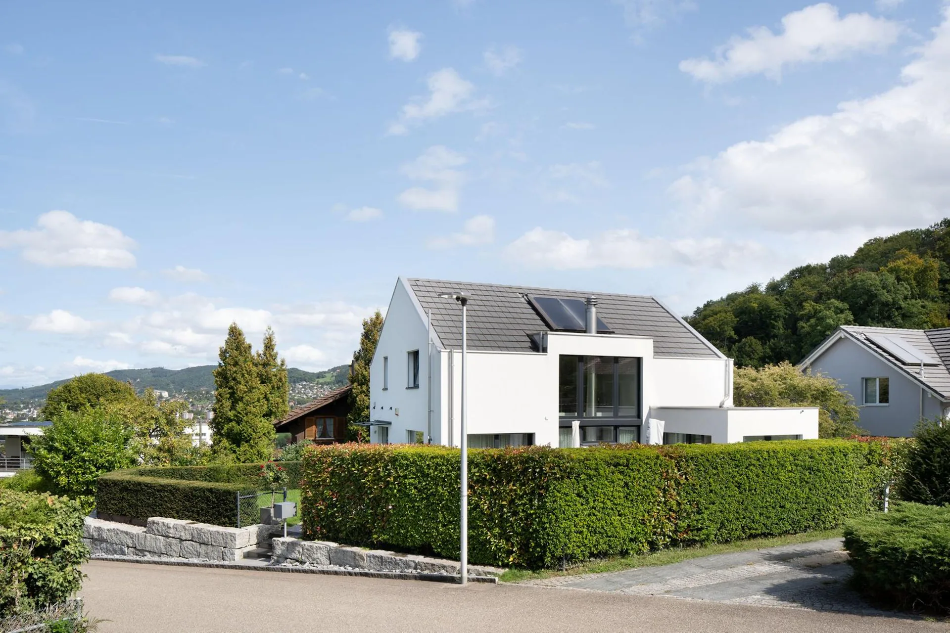 Freistehendes Einfamilienhaus mit Garten und Doppelgarage