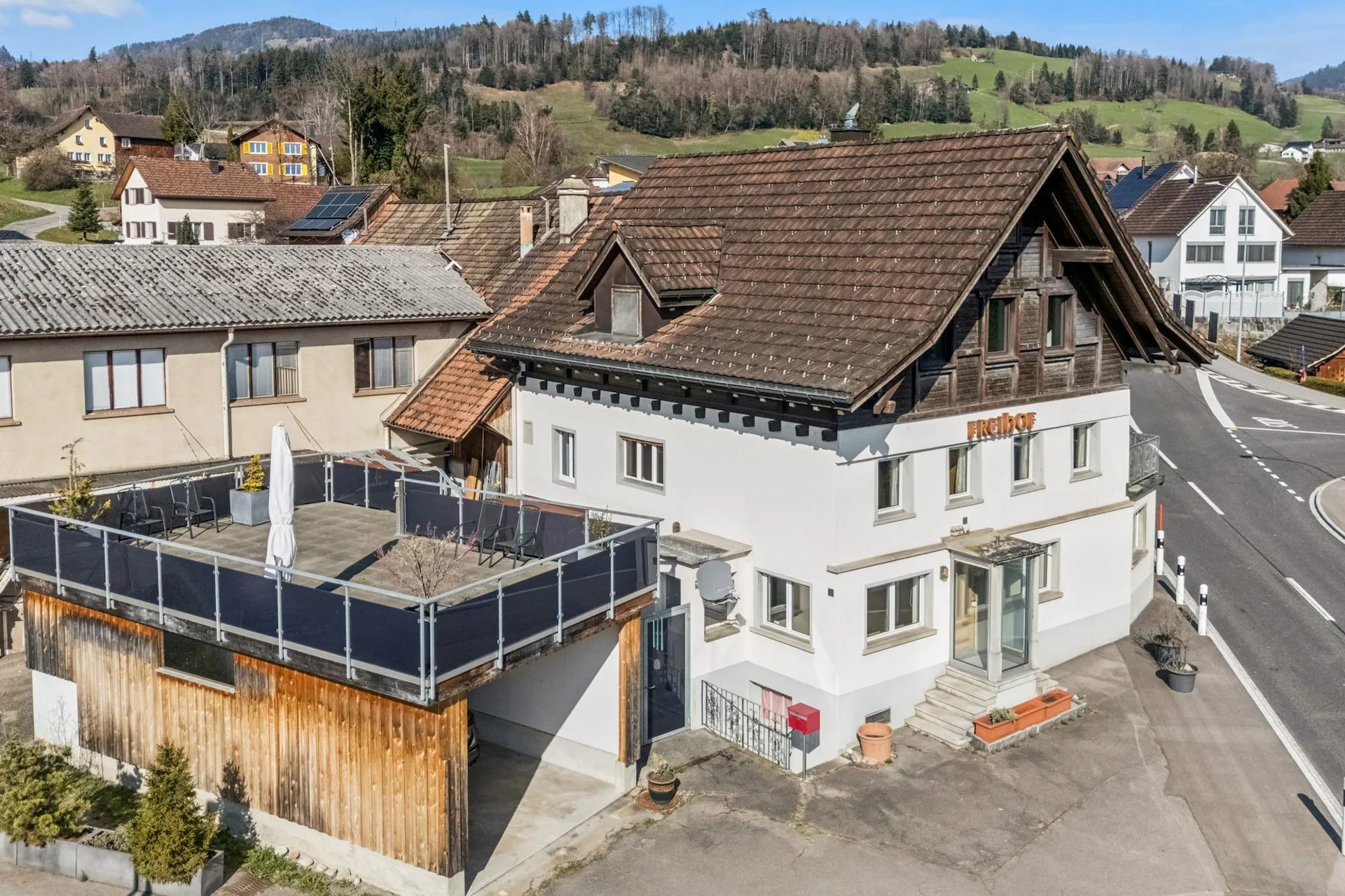 Grande casa residenziale con annesso per uso polivalente