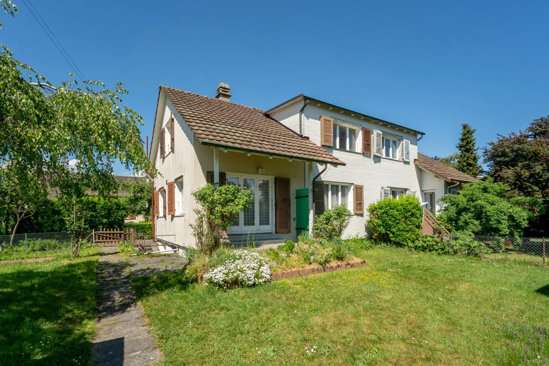 Jolie maison mitoyenne avec beaucoup de potentiel dans un endroit calme