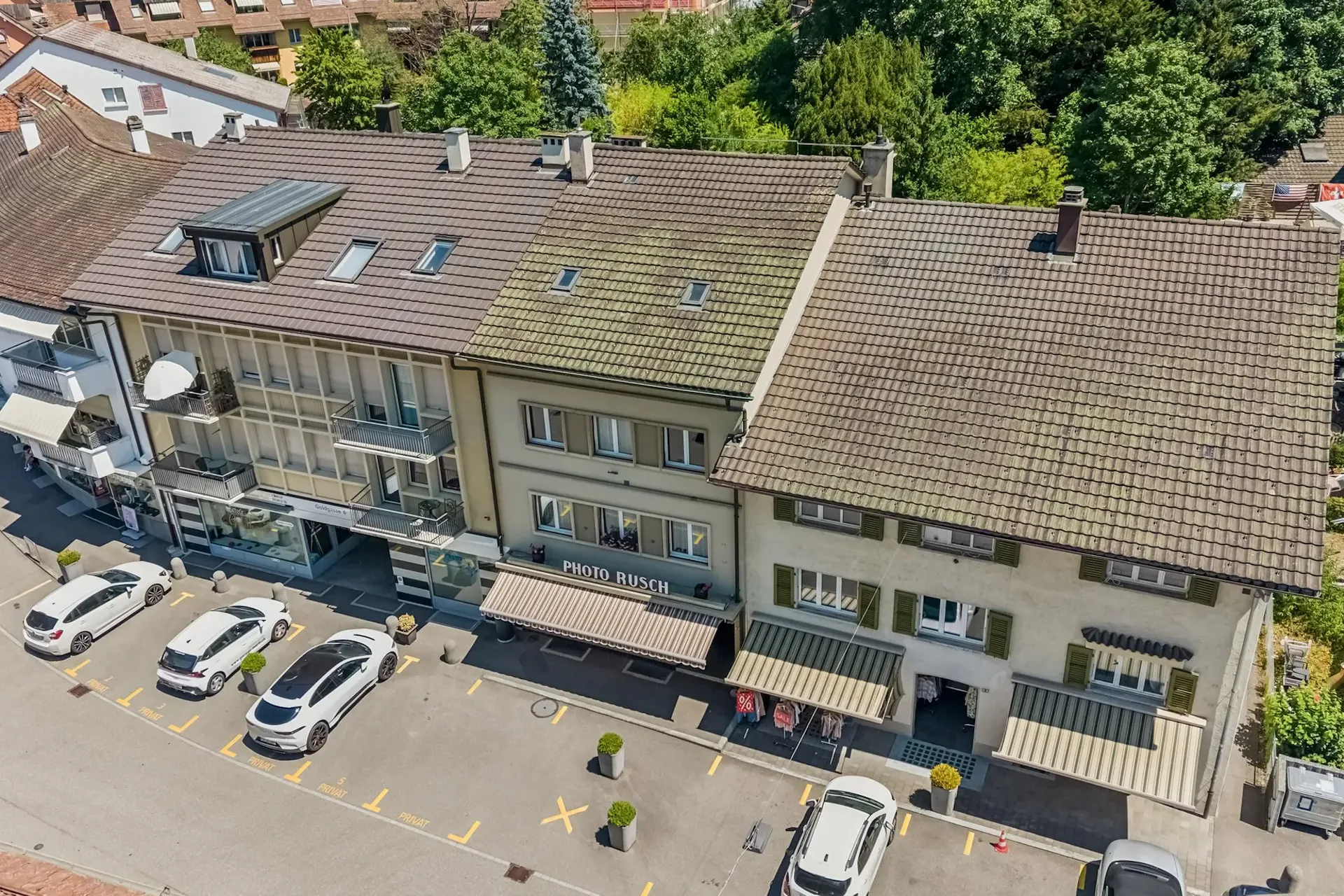 Maison d'habitation et de commerce avec potentiel de développement dans un emplacement central à Ba...