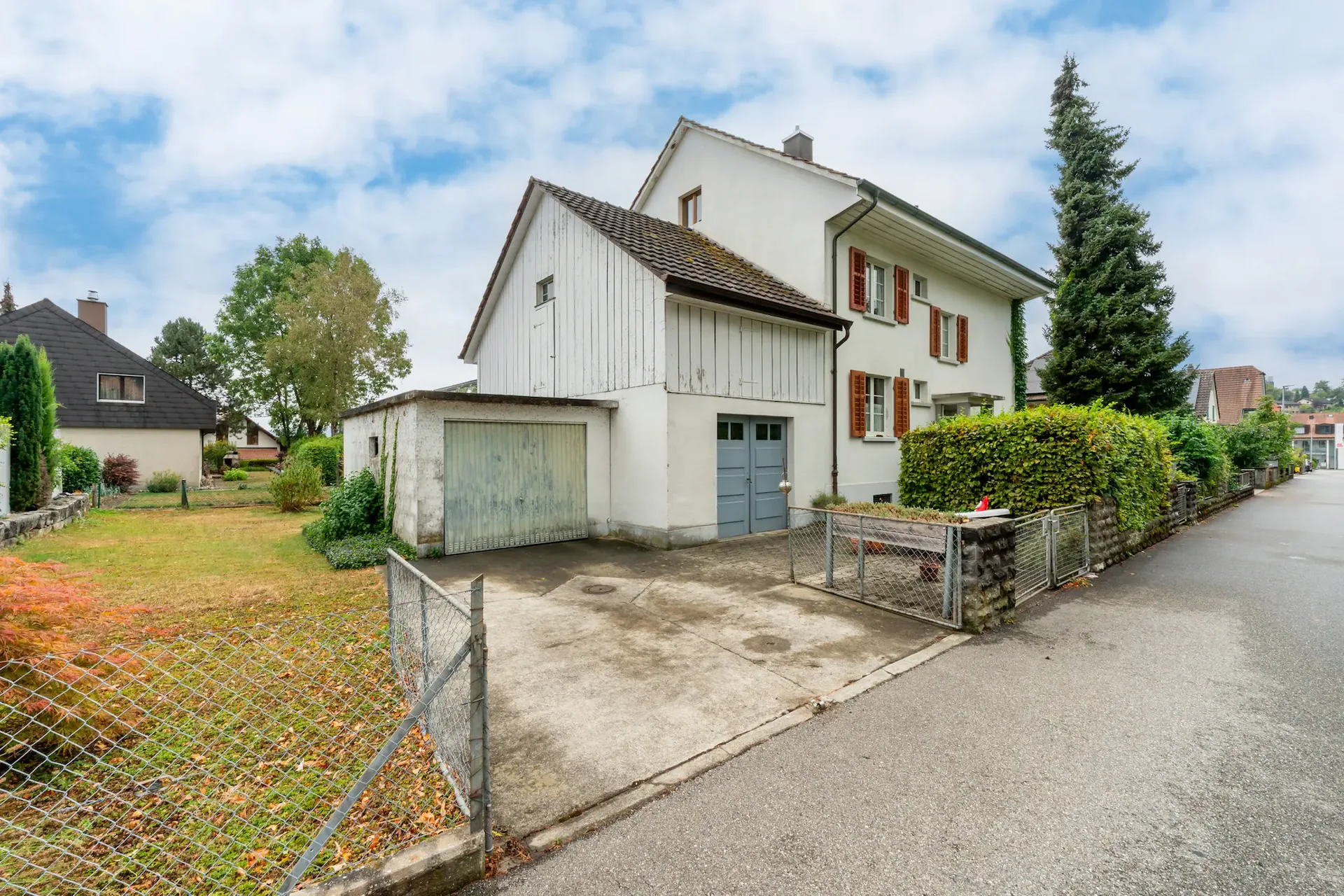 Ampia casa a due famiglie con giardino idilliaco