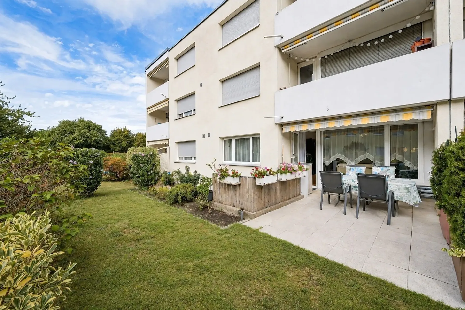 Bright garden apartment with well-thought-out floor plan