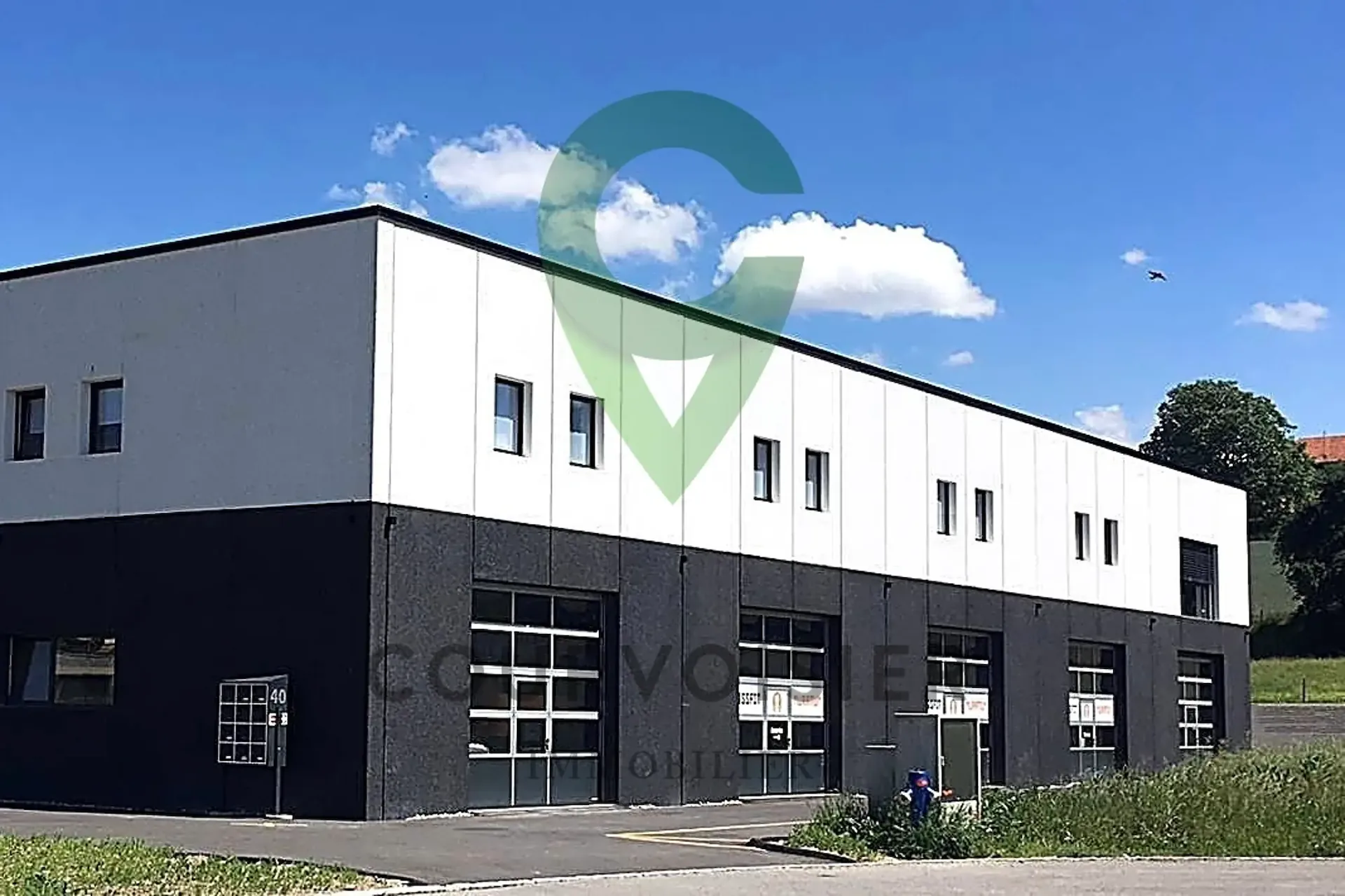 EXKLUSIVITÄT - Premium-Industriehalle von ca. 880 m² mit Büros und Parkplätzen zur Miete