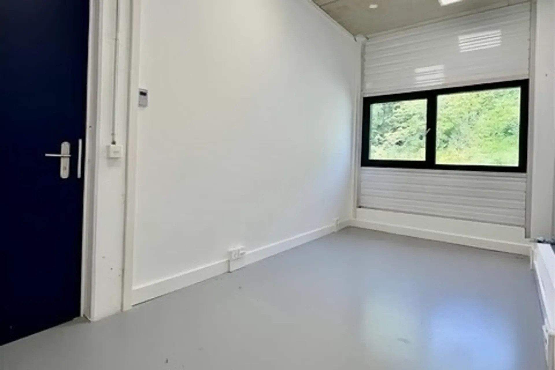 Büro individuell möbliert - Hell und ruhig