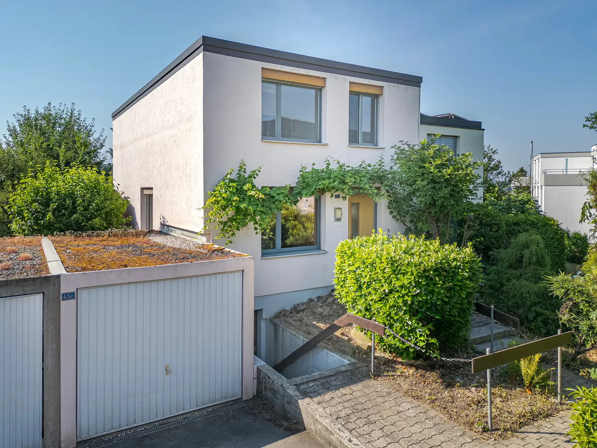 Vivre à proximité du lac de Bienne – maison mitoyenne 5 pièces avec potentiel