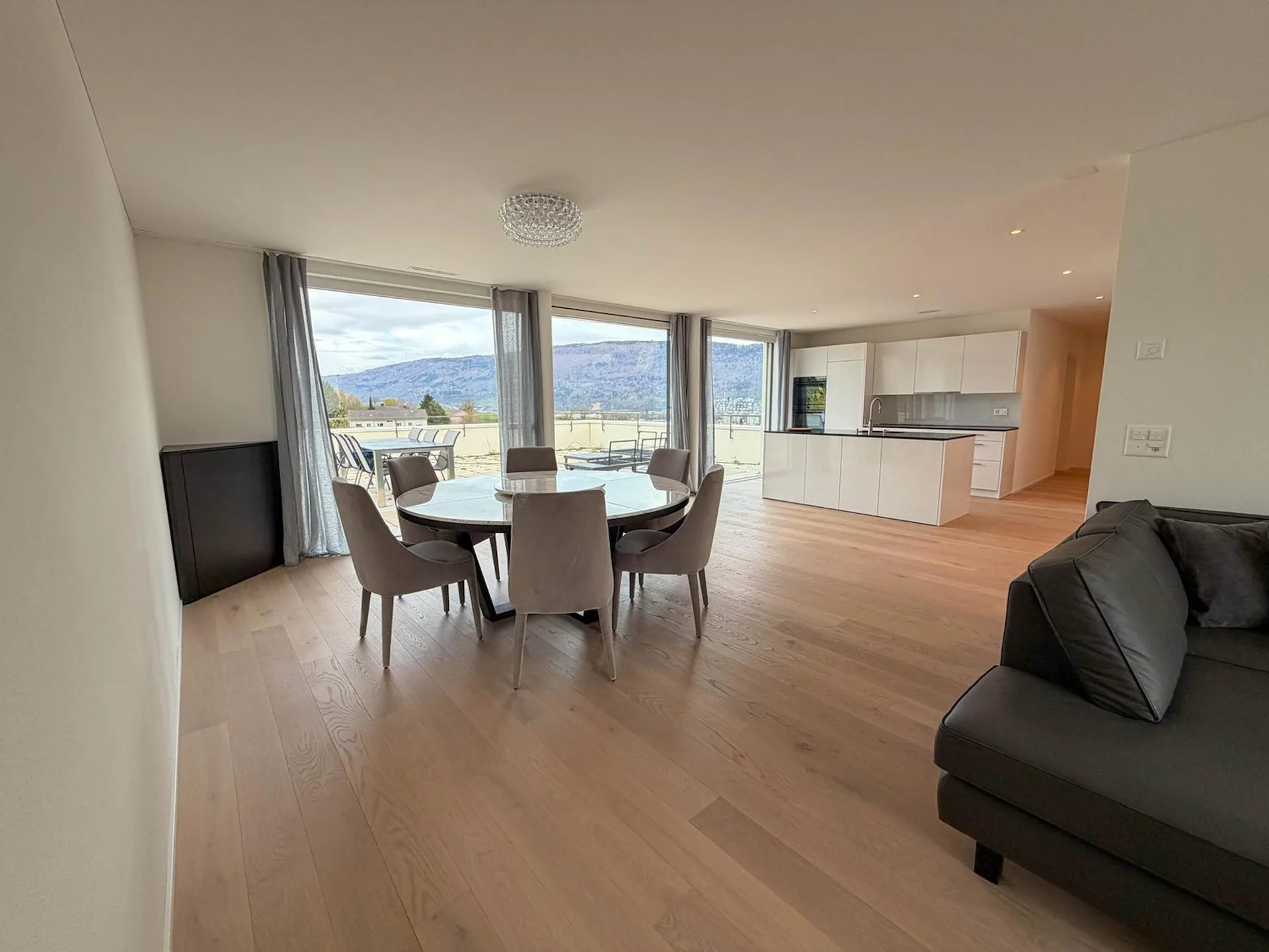 Moderne Attikawohnung mit unüberbaubarer Aussicht bis zum Bielersee