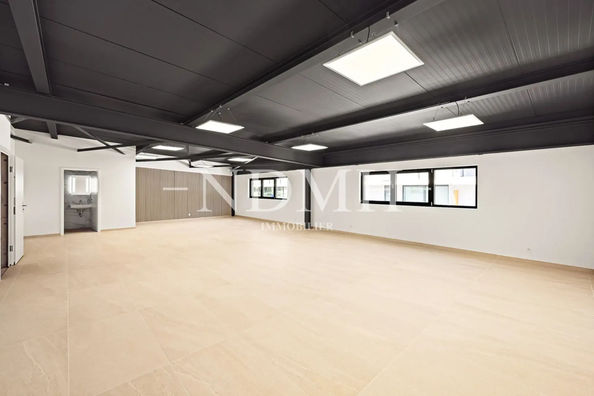 Helles und modulierbares Gewerbezimmer in Gewerbezone