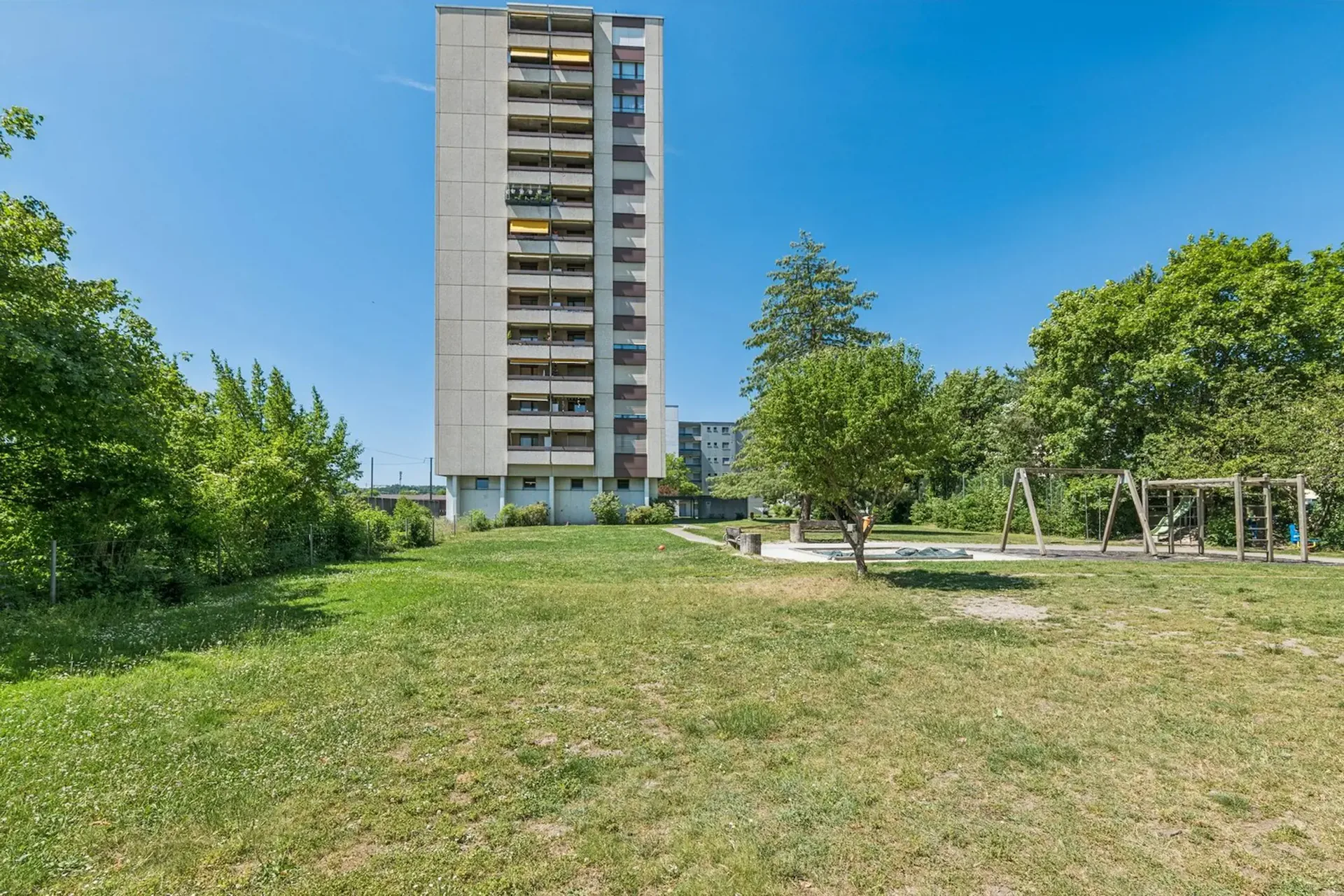 Attraktive und renovierte 4.5-Zimmerwohnung mit Aussicht, Lift & Tiefgarage