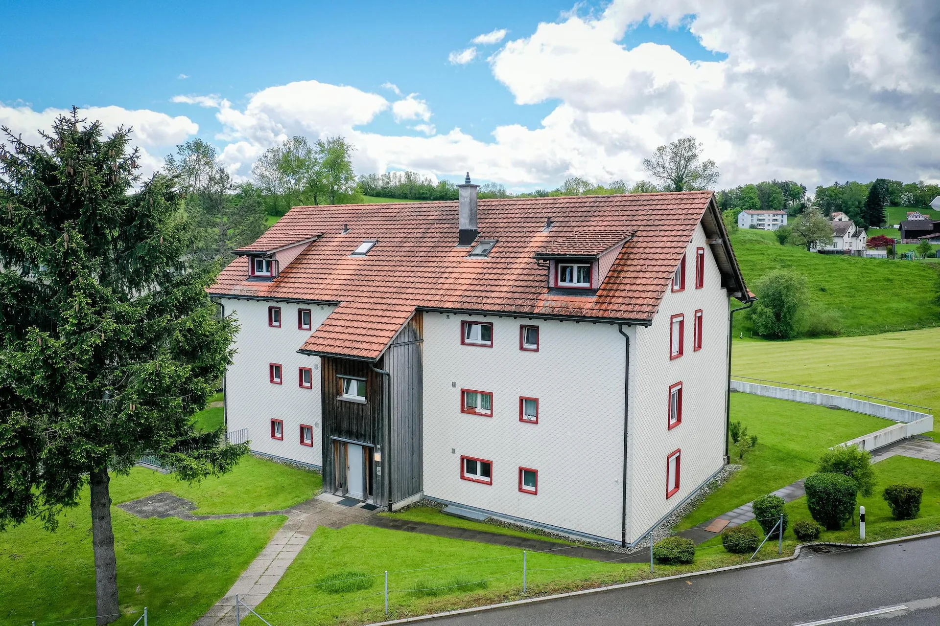 Charming apartment with a far-reaching view into the green and a spacious floor plan