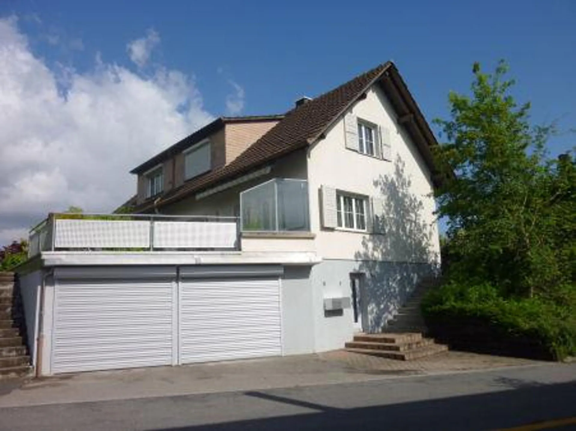 Maison unifamiliale meublée avec espace environnant