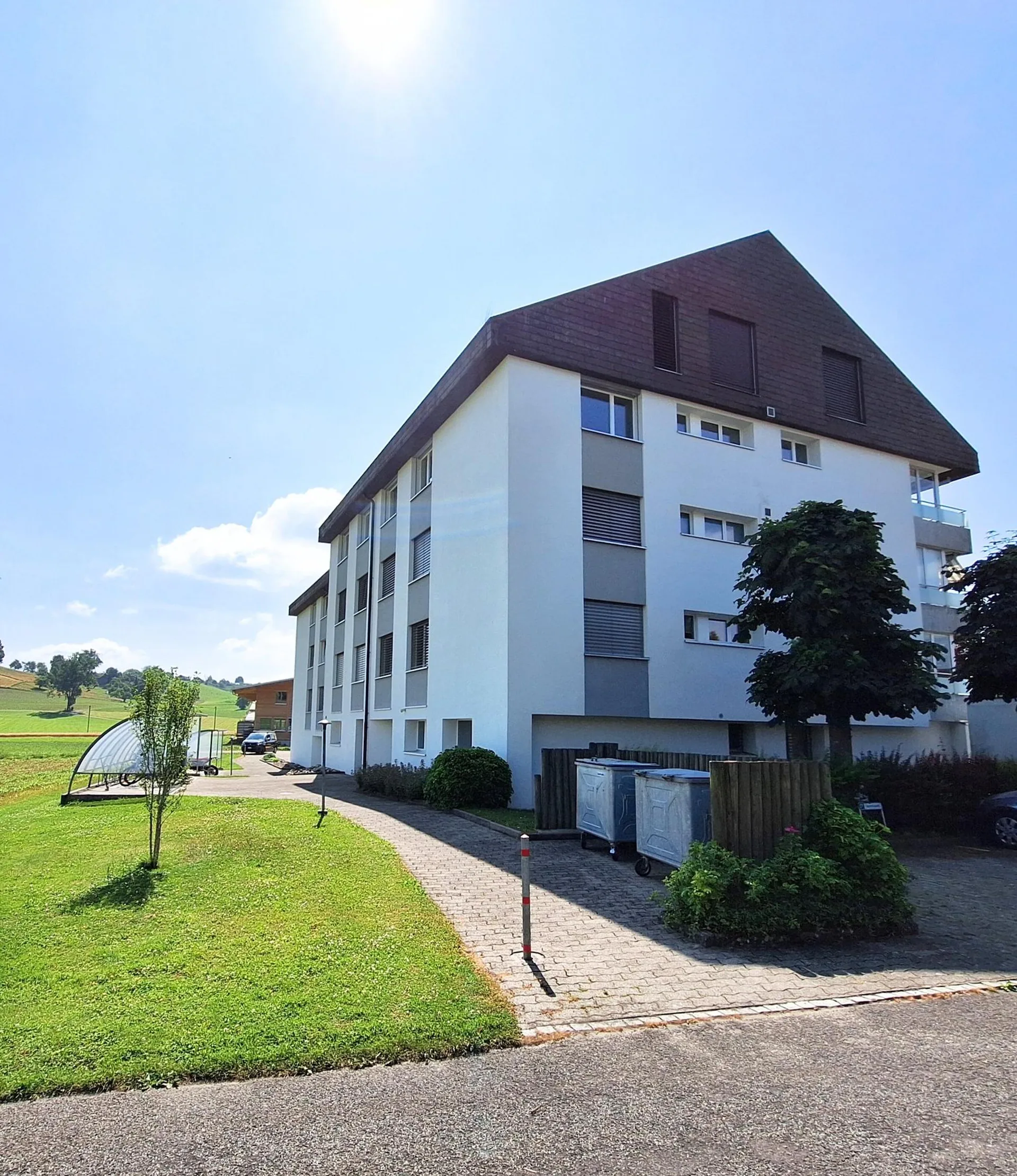 Appartement mansardé charmant et abordable avec cheminée, calme et pourtant central