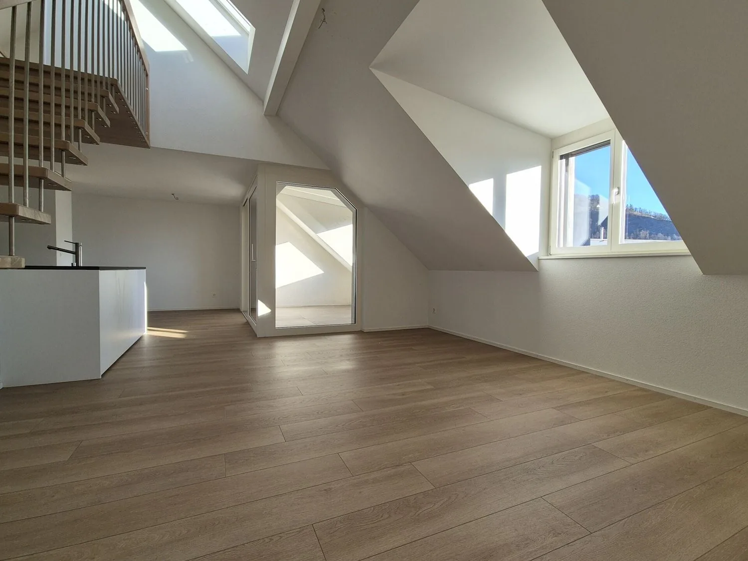 neuwertige 4.5-Zimmer-Maisonette-Wohnung mit Loggia an zentraler Lage in Mels