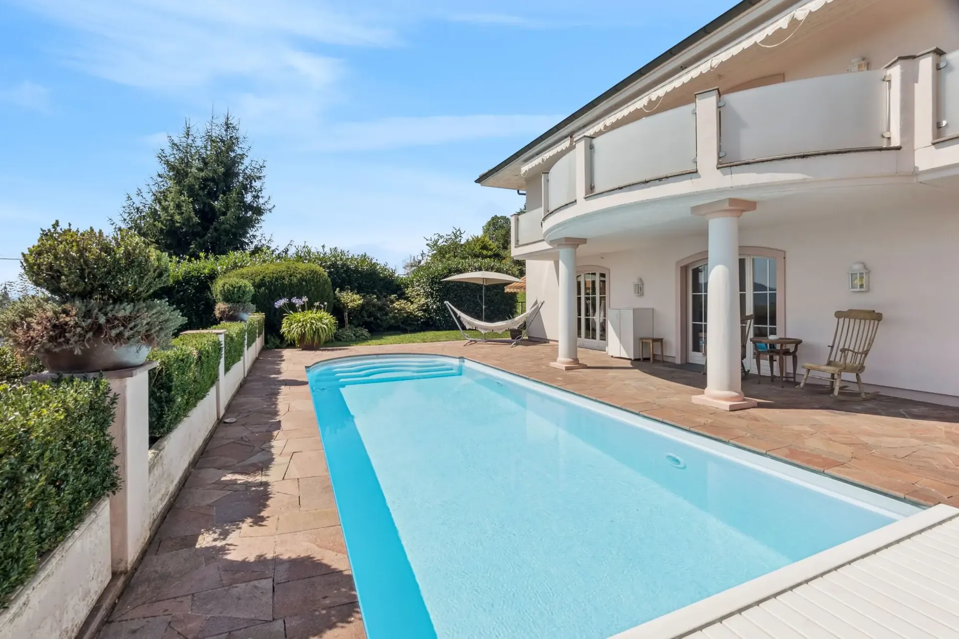 Exklusive Hanglage mit Altstadtpanorama und Pool
