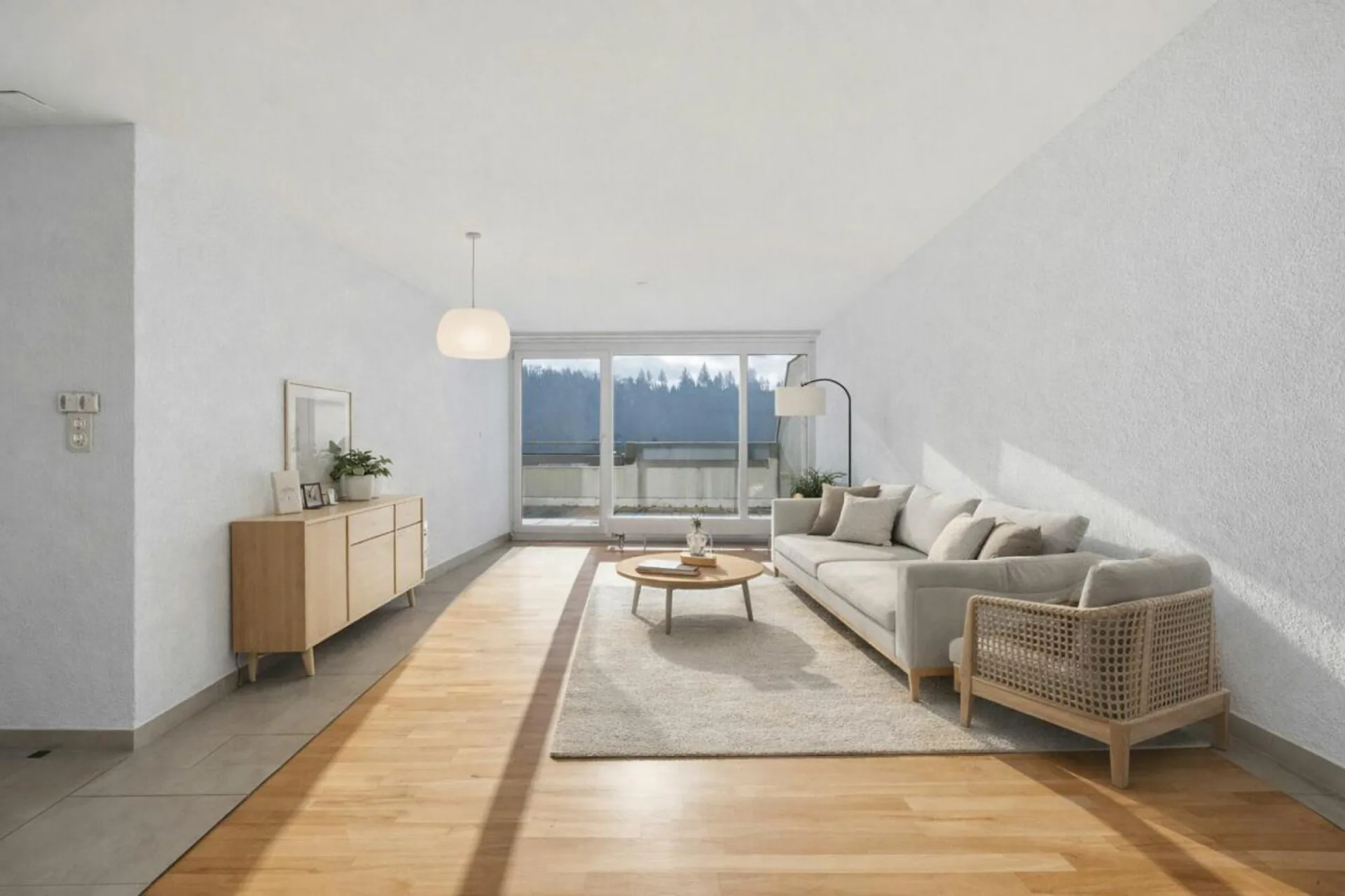 Appartamento ristrutturato di 4,5 locali con balcone spazioso, ascensore e garage
