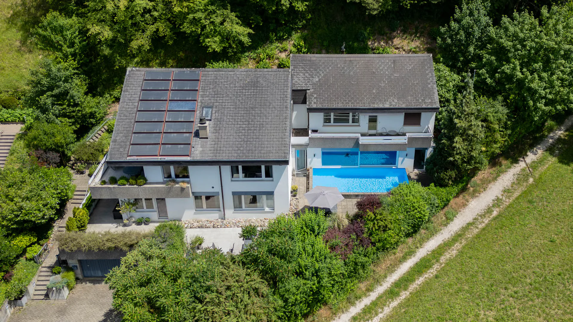 Sogno di casa ai margini del bosco con vista lontana