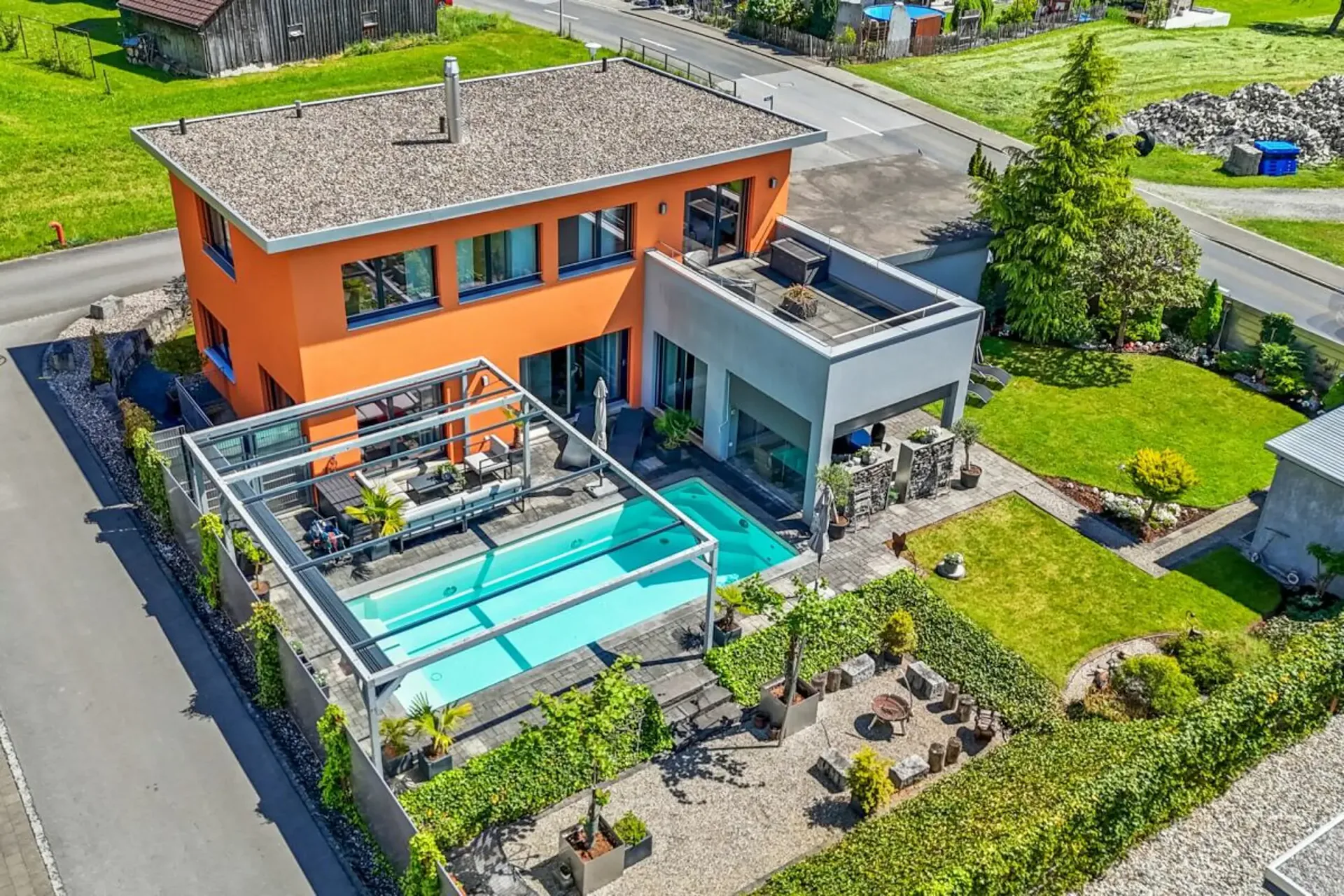 Modernes Wohnerlebnis mit Weitblick -  Einfamilienhaus mit Pool, Gartenidylle  und Panoramasicht