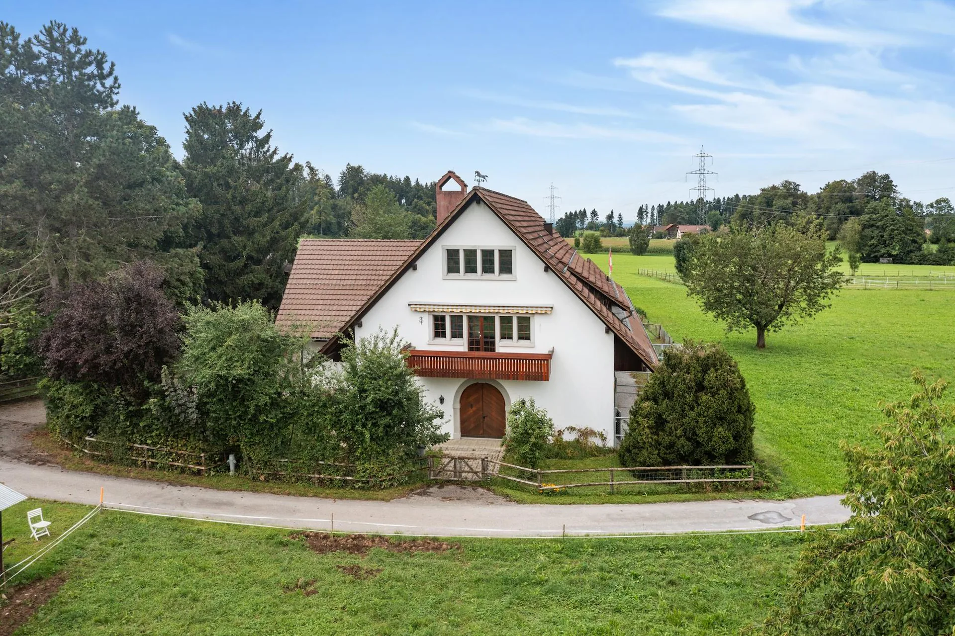 Reithof mit 4-5 Boxen und Reithalle