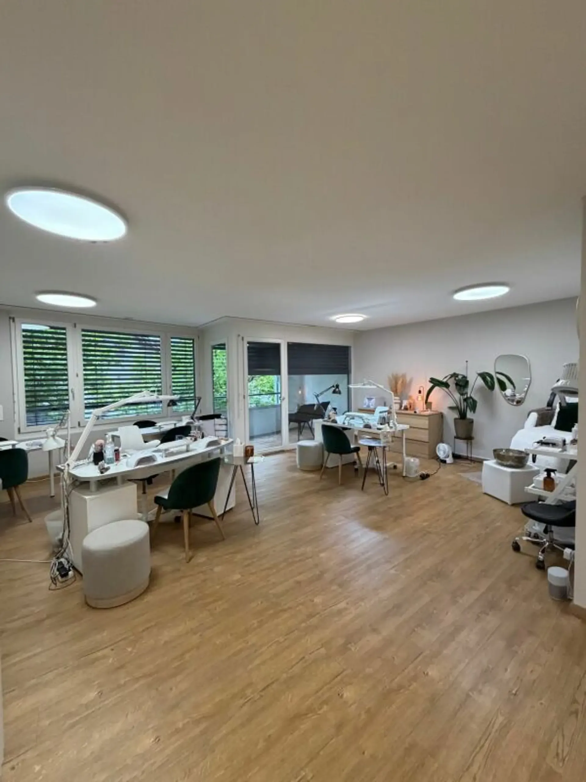 Emplacement idéal Rüti : Espace représentatif pour studio de cosmétiques, cabinet de massage ou bureau