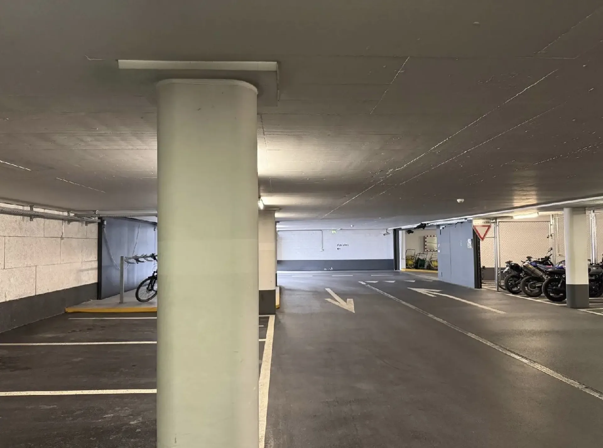 TIEFGARAGEN PARKPLÄTZE IN ADLISWIL, ZÜRICH / AB 1.- CHF/H / AB 160.- CHF/MONAT