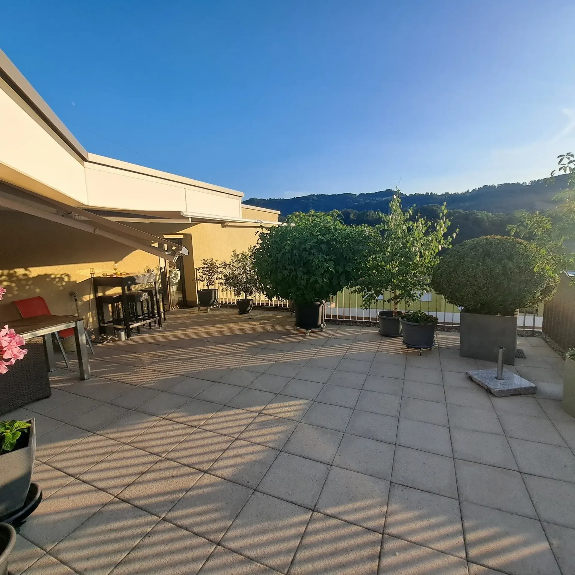 Appartamento di 4,5 locali mozzafiato con terrazza sul tetto soleggiata e vista sul verde