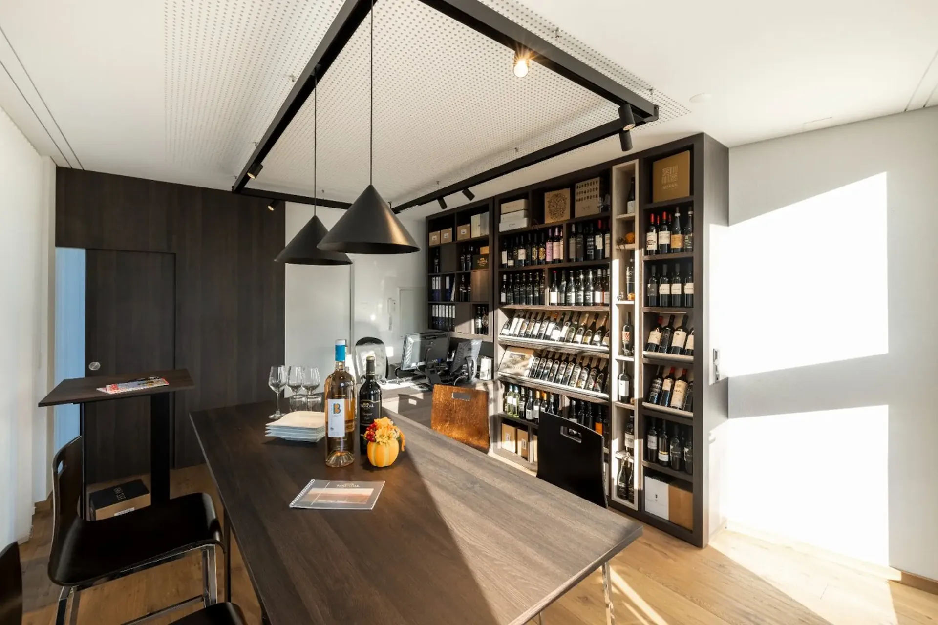 Espace commercial attractif avec vitrine et espace extérieur