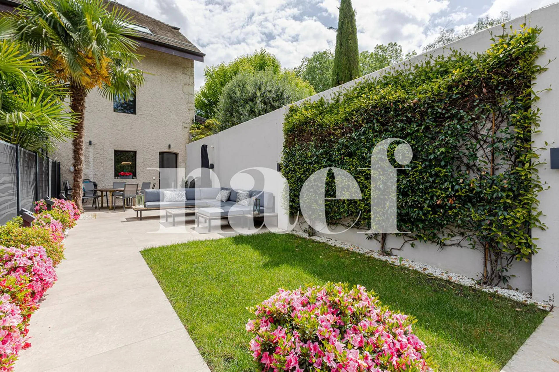 EXCLUSIVITY - Elegant townhouse renovated in the heart of Troinex