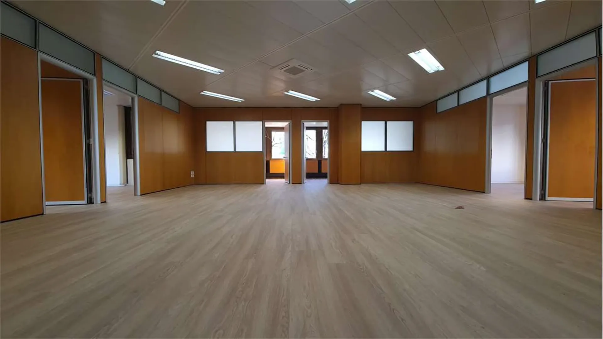 Büro von Prestige, zwei Schritte vom langen Paradiso-See entfernt