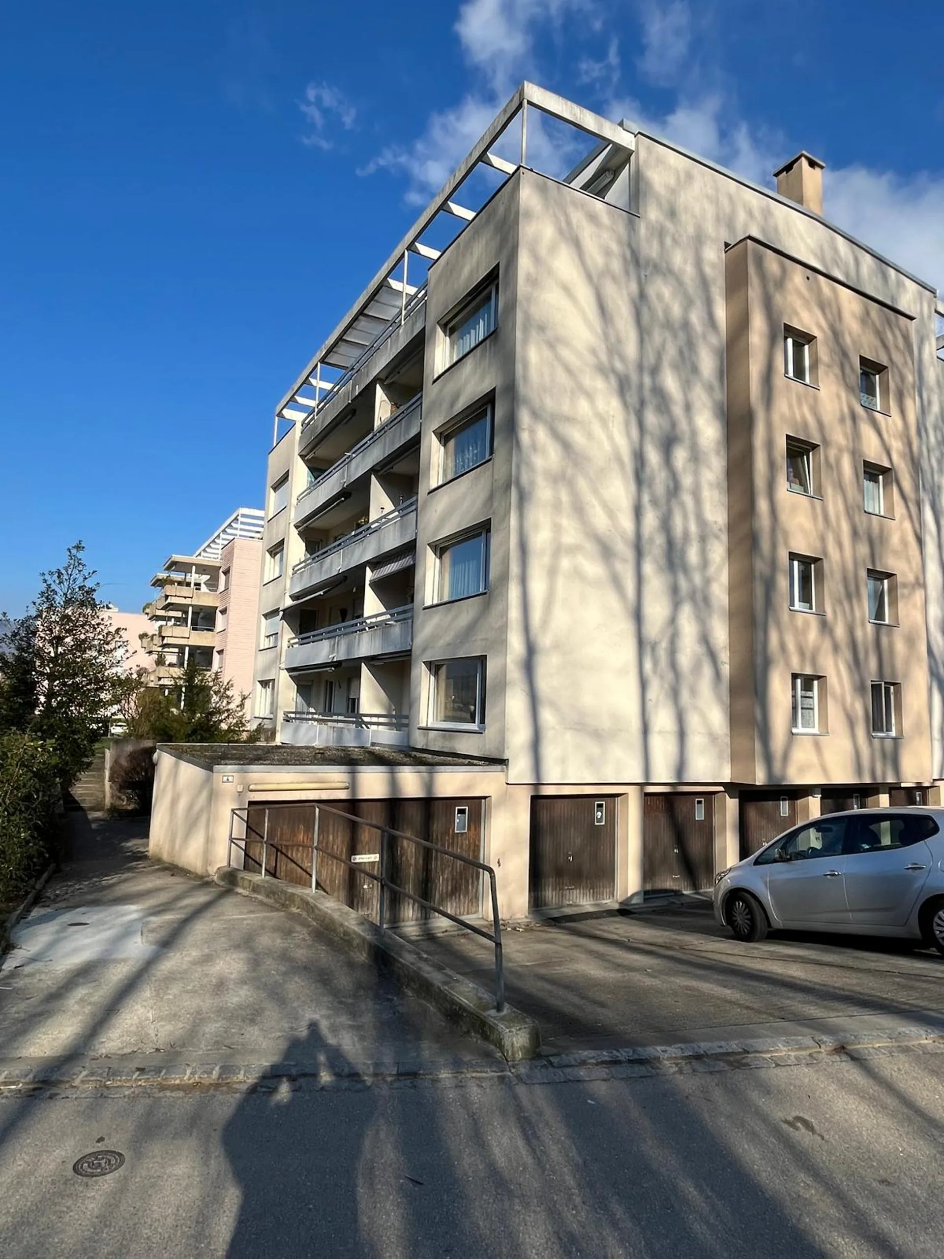 Gepflegte und grosszügige 4,5-Zi.-Wohnung mit Schwimmbad-Mitbenutzung zu vermieten