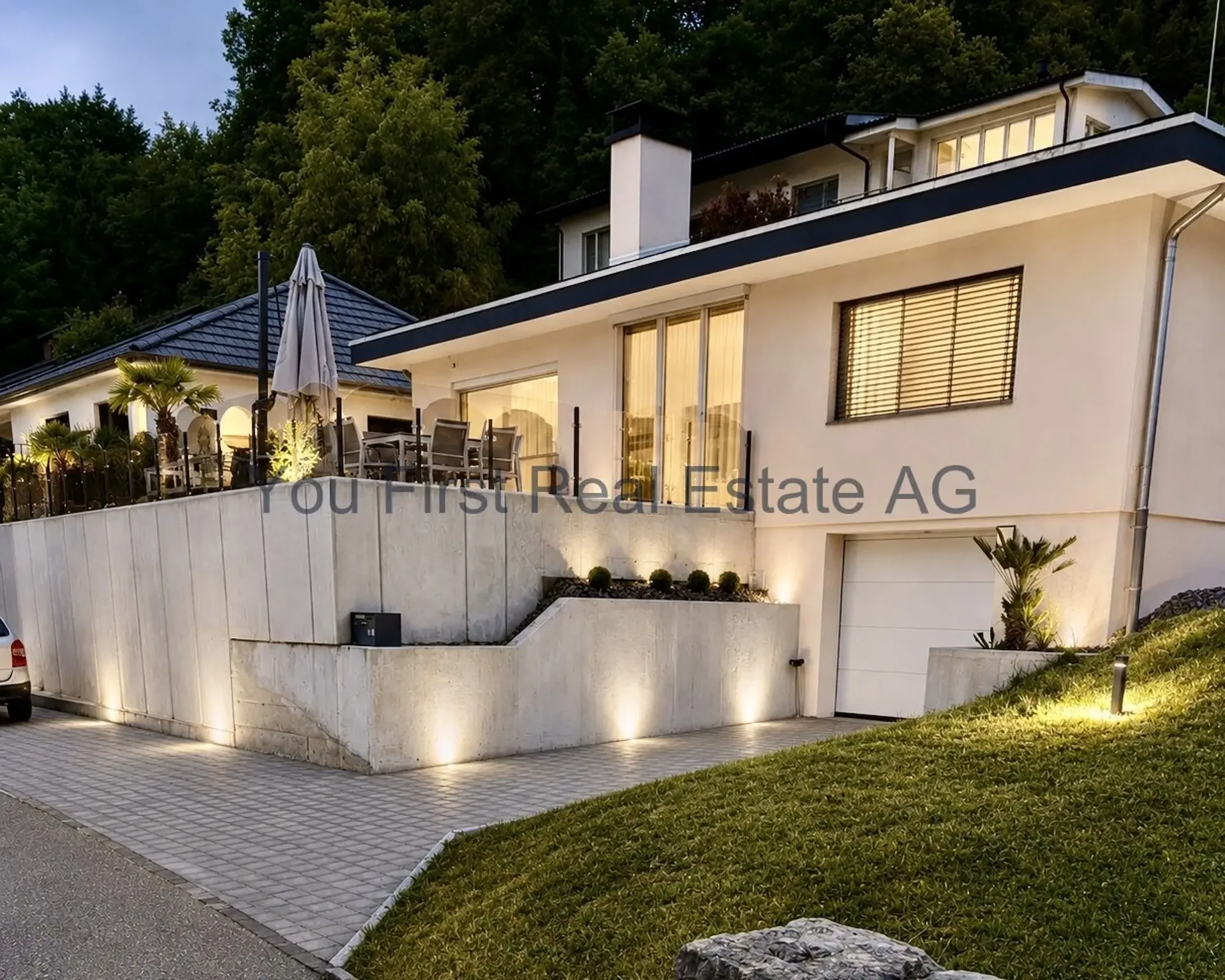 Vaste terrasse ensoleillée avec vue panoramique imprenable sur la vallée